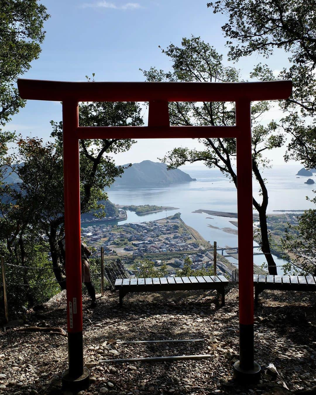 菖蒲理乃さんのインスタグラム写真 - (菖蒲理乃Instagram)「鳥居からの絶景⛩️ 朝イチで登って、しばらく景色を楽しんだ。 ぼーっと海を眺めていたら優しい気持ちになるね。 ご利益をたっぷりいただいた感じがする。 こんなとっておきの場所が近所にあったら、ふらっと立ち寄れて良いなぁ。  #鳥居 #絶景 #三重県 #熊野古道 #トレッキング #熊野古道トレッキング #低山ハイク #ハイキング #hiking #trekking」12月4日 7時44分 - shobuayano