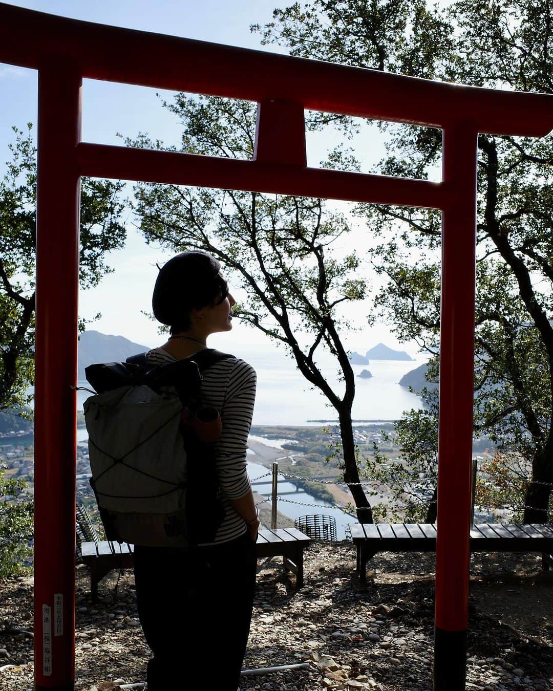 菖蒲理乃のインスタグラム：「鳥居からの絶景⛩️ 朝イチで登って、しばらく景色を楽しんだ。 ぼーっと海を眺めていたら優しい気持ちになるね。 ご利益をたっぷりいただいた感じがする。 こんなとっておきの場所が近所にあったら、ふらっと立ち寄れて良いなぁ。  #鳥居 #絶景 #三重県 #熊野古道 #トレッキング #熊野古道トレッキング #低山ハイク #ハイキング #hiking #trekking」