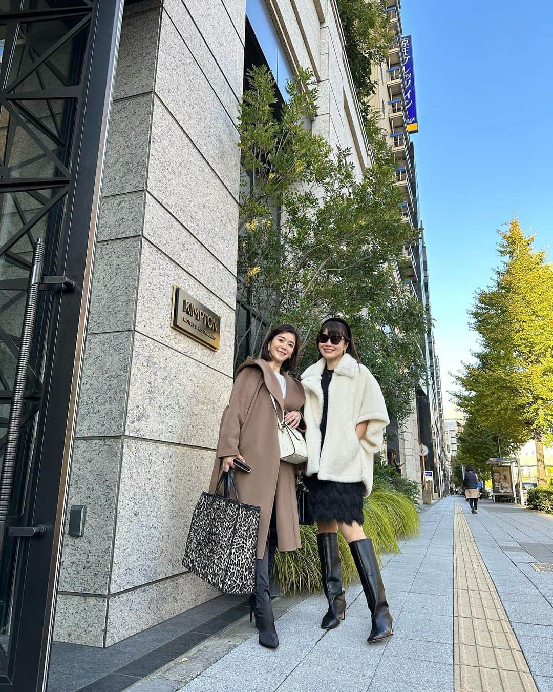 國分晴奈さんのインスタグラム写真 - (國分晴奈Instagram)「❤︎ @kimptonshinjukutokyo に お泊まりした時のコーデ。  白のモコモココートは @maxmara   この日の黒のスカートとトップスについて いくつかご質問頂いたのですが、  こちらはワンピではなく 黒のニットとスカート単品のを 合わせました☺️  トップスは @allureville_official   スカートは5.6年前の @bananarepublic_jp です！  買った当時からなかなか見ない フリンジの膝上というのが気に入っていて ここ数年は履かなくなってたけど 何故か捨てられずにいたら 今年またマイブーム到来😍💕  大切にとっておいて良かった♡  今年の冬はブーツに合わせて 膝上も少し取り入れたいと思います☺️  #冬コーデ #モコモコアウター #テディベアコート #マックスマーラテディベア #大人カジュアル #大人カジュアルコーデきれいめコーデ #きれいめコーデ #アラフィフコーデ」12月4日 7時49分 - haruna.kokubun