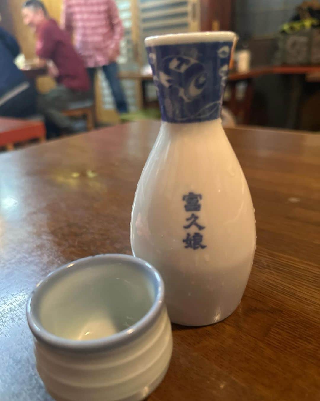 倉本康子さんのインスタグラム写真 - (倉本康子Instagram)「★ 〜ヤッコの酒旅〜 「福よし」新宿区　舟町  曙橋〜四谷三丁目に抜ける辺りにある「福よし」。以前から赤提灯やら佇まいが気になっていましたが、ようやくの訪問！  中に入ると右手側がカウンターで左側にはテーブル席。お店はご夫婦かな、お二人で切り盛りされているご様子。  「いらっしゃいませ！」とお出迎えいただき、生ビールでスタート。もつ刺しのオススメを伺うと、「センマイ刺しはいかがですか？」と。 オススメ通りにして良かったー！ なんて言うの？脂部分も入っているカットで、コリッ&ザラッ&ムニュ&ジュワッとした多くの食感に、辛味噌がよく纏わりついて、美味しいのなんの！  短冊メニューを一目見た時から決めていた、ほぼ一目惚れメニューの「小袋バター焼き」なんざ、もやしなどの野菜でボリュームがあって、野菜類や小袋の表面がパキッとした食感は絶妙な火入れの賜物。  串ものも、焼き加減や塩打ち加減、全てが好みでした。 創業29年とのこと。 もっと早くに入っておくべきだった！ いや、今でも知れてよかった！  NO ALCOHOL, NO LIFE !!  #ヤッコの酒旅 #noalcholnolife #世界酒場遺産 #酒場 #居酒屋 #福よし #新宿区舟町 #酒旅 #倉本康子 #かんぱいでーす #乾杯でーす #やっこ持ち #ヤッコ持ち #アラフィフファッション #アラフォーファッション #ootd #カジュアルコーデ #fashion #fashioncordinate #izakaya #beer #魂を感じる店 #私が決めた世界酒場遺産 #幸せにした人数 #幸せにした時間」12月4日 7時57分 - yasuko_kuramoto_yakko