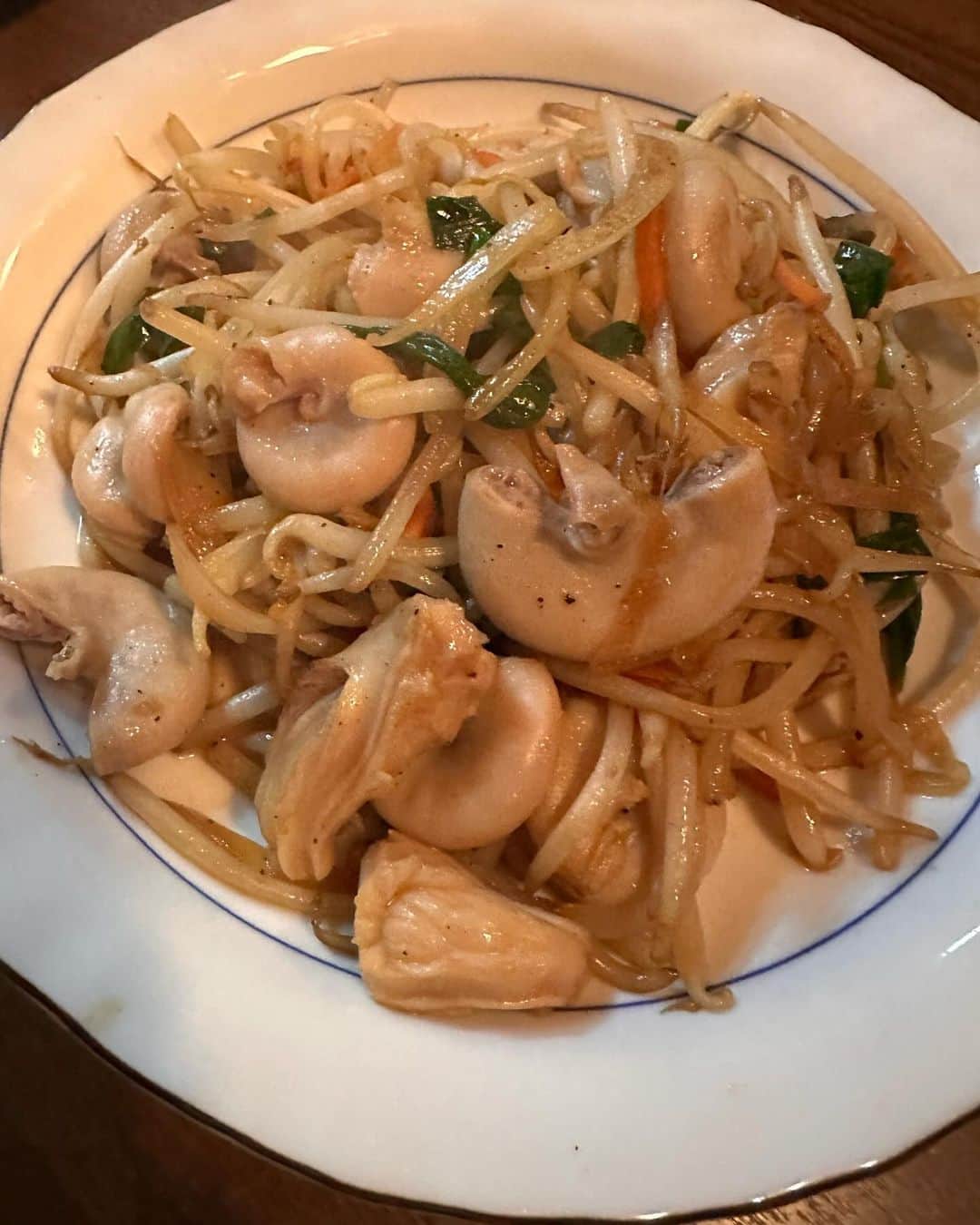 倉本康子さんのインスタグラム写真 - (倉本康子Instagram)「★ 〜ヤッコの酒旅〜 「福よし」新宿区　舟町  曙橋〜四谷三丁目に抜ける辺りにある「福よし」。以前から赤提灯やら佇まいが気になっていましたが、ようやくの訪問！  中に入ると右手側がカウンターで左側にはテーブル席。お店はご夫婦かな、お二人で切り盛りされているご様子。  「いらっしゃいませ！」とお出迎えいただき、生ビールでスタート。もつ刺しのオススメを伺うと、「センマイ刺しはいかがですか？」と。 オススメ通りにして良かったー！ なんて言うの？脂部分も入っているカットで、コリッ&ザラッ&ムニュ&ジュワッとした多くの食感に、辛味噌がよく纏わりついて、美味しいのなんの！  短冊メニューを一目見た時から決めていた、ほぼ一目惚れメニューの「小袋バター焼き」なんざ、もやしなどの野菜でボリュームがあって、野菜類や小袋の表面がパキッとした食感は絶妙な火入れの賜物。  串ものも、焼き加減や塩打ち加減、全てが好みでした。 創業29年とのこと。 もっと早くに入っておくべきだった！ いや、今でも知れてよかった！  NO ALCOHOL, NO LIFE !!  #ヤッコの酒旅 #noalcholnolife #世界酒場遺産 #酒場 #居酒屋 #福よし #新宿区舟町 #酒旅 #倉本康子 #かんぱいでーす #乾杯でーす #やっこ持ち #ヤッコ持ち #アラフィフファッション #アラフォーファッション #ootd #カジュアルコーデ #fashion #fashioncordinate #izakaya #beer #魂を感じる店 #私が決めた世界酒場遺産 #幸せにした人数 #幸せにした時間」12月4日 7時57分 - yasuko_kuramoto_yakko