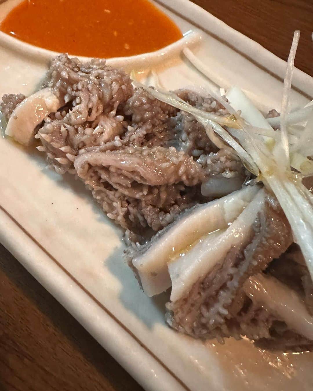 倉本康子さんのインスタグラム写真 - (倉本康子Instagram)「★ 〜ヤッコの酒旅〜 「福よし」新宿区　舟町  曙橋〜四谷三丁目に抜ける辺りにある「福よし」。以前から赤提灯やら佇まいが気になっていましたが、ようやくの訪問！  中に入ると右手側がカウンターで左側にはテーブル席。お店はご夫婦かな、お二人で切り盛りされているご様子。  「いらっしゃいませ！」とお出迎えいただき、生ビールでスタート。もつ刺しのオススメを伺うと、「センマイ刺しはいかがですか？」と。 オススメ通りにして良かったー！ なんて言うの？脂部分も入っているカットで、コリッ&ザラッ&ムニュ&ジュワッとした多くの食感に、辛味噌がよく纏わりついて、美味しいのなんの！  短冊メニューを一目見た時から決めていた、ほぼ一目惚れメニューの「小袋バター焼き」なんざ、もやしなどの野菜でボリュームがあって、野菜類や小袋の表面がパキッとした食感は絶妙な火入れの賜物。  串ものも、焼き加減や塩打ち加減、全てが好みでした。 創業29年とのこと。 もっと早くに入っておくべきだった！ いや、今でも知れてよかった！  NO ALCOHOL, NO LIFE !!  #ヤッコの酒旅 #noalcholnolife #世界酒場遺産 #酒場 #居酒屋 #福よし #新宿区舟町 #酒旅 #倉本康子 #かんぱいでーす #乾杯でーす #やっこ持ち #ヤッコ持ち #アラフィフファッション #アラフォーファッション #ootd #カジュアルコーデ #fashion #fashioncordinate #izakaya #beer #魂を感じる店 #私が決めた世界酒場遺産 #幸せにした人数 #幸せにした時間」12月4日 7時57分 - yasuko_kuramoto_yakko