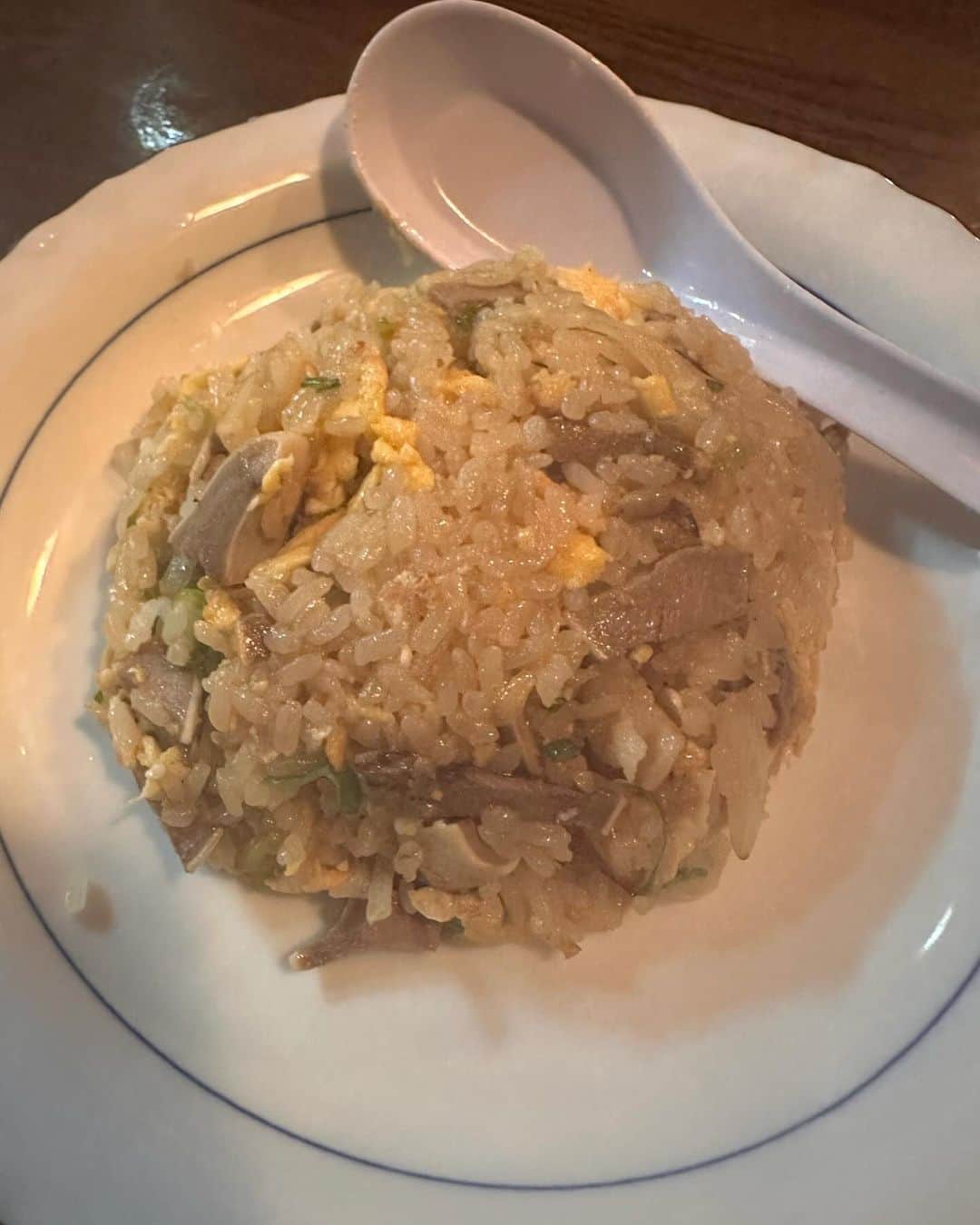 倉本康子さんのインスタグラム写真 - (倉本康子Instagram)「★ 〜ヤッコの酒旅〜 「福よし」新宿区　舟町  曙橋〜四谷三丁目に抜ける辺りにある「福よし」。以前から赤提灯やら佇まいが気になっていましたが、ようやくの訪問！  中に入ると右手側がカウンターで左側にはテーブル席。お店はご夫婦かな、お二人で切り盛りされているご様子。  「いらっしゃいませ！」とお出迎えいただき、生ビールでスタート。もつ刺しのオススメを伺うと、「センマイ刺しはいかがですか？」と。 オススメ通りにして良かったー！ なんて言うの？脂部分も入っているカットで、コリッ&ザラッ&ムニュ&ジュワッとした多くの食感に、辛味噌がよく纏わりついて、美味しいのなんの！  短冊メニューを一目見た時から決めていた、ほぼ一目惚れメニューの「小袋バター焼き」なんざ、もやしなどの野菜でボリュームがあって、野菜類や小袋の表面がパキッとした食感は絶妙な火入れの賜物。  串ものも、焼き加減や塩打ち加減、全てが好みでした。 創業29年とのこと。 もっと早くに入っておくべきだった！ いや、今でも知れてよかった！  NO ALCOHOL, NO LIFE !!  #ヤッコの酒旅 #noalcholnolife #世界酒場遺産 #酒場 #居酒屋 #福よし #新宿区舟町 #酒旅 #倉本康子 #かんぱいでーす #乾杯でーす #やっこ持ち #ヤッコ持ち #アラフィフファッション #アラフォーファッション #ootd #カジュアルコーデ #fashion #fashioncordinate #izakaya #beer #魂を感じる店 #私が決めた世界酒場遺産 #幸せにした人数 #幸せにした時間」12月4日 7時57分 - yasuko_kuramoto_yakko