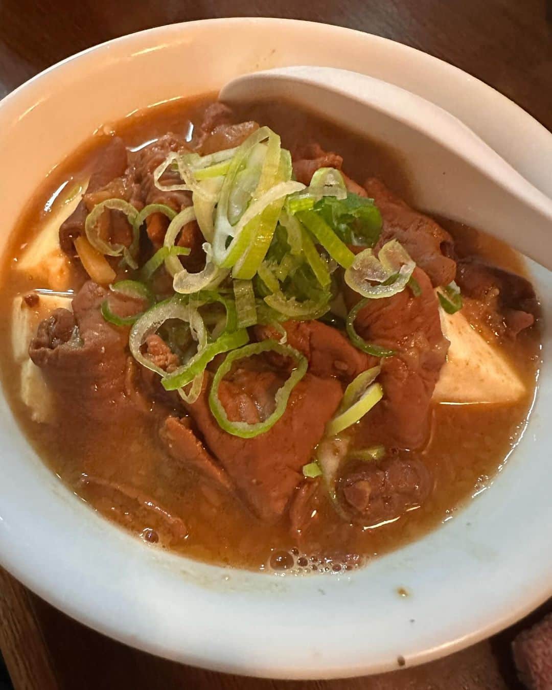 倉本康子さんのインスタグラム写真 - (倉本康子Instagram)「★ 〜ヤッコの酒旅〜 「福よし」新宿区　舟町  曙橋〜四谷三丁目に抜ける辺りにある「福よし」。以前から赤提灯やら佇まいが気になっていましたが、ようやくの訪問！  中に入ると右手側がカウンターで左側にはテーブル席。お店はご夫婦かな、お二人で切り盛りされているご様子。  「いらっしゃいませ！」とお出迎えいただき、生ビールでスタート。もつ刺しのオススメを伺うと、「センマイ刺しはいかがですか？」と。 オススメ通りにして良かったー！ なんて言うの？脂部分も入っているカットで、コリッ&ザラッ&ムニュ&ジュワッとした多くの食感に、辛味噌がよく纏わりついて、美味しいのなんの！  短冊メニューを一目見た時から決めていた、ほぼ一目惚れメニューの「小袋バター焼き」なんざ、もやしなどの野菜でボリュームがあって、野菜類や小袋の表面がパキッとした食感は絶妙な火入れの賜物。  串ものも、焼き加減や塩打ち加減、全てが好みでした。 創業29年とのこと。 もっと早くに入っておくべきだった！ いや、今でも知れてよかった！  NO ALCOHOL, NO LIFE !!  #ヤッコの酒旅 #noalcholnolife #世界酒場遺産 #酒場 #居酒屋 #福よし #新宿区舟町 #酒旅 #倉本康子 #かんぱいでーす #乾杯でーす #やっこ持ち #ヤッコ持ち #アラフィフファッション #アラフォーファッション #ootd #カジュアルコーデ #fashion #fashioncordinate #izakaya #beer #魂を感じる店 #私が決めた世界酒場遺産 #幸せにした人数 #幸せにした時間」12月4日 7時57分 - yasuko_kuramoto_yakko