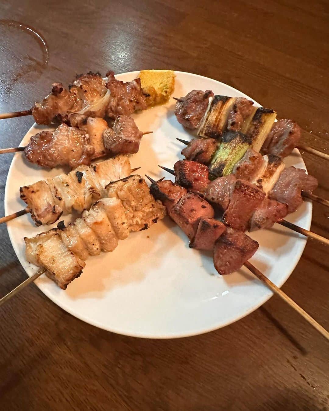 倉本康子さんのインスタグラム写真 - (倉本康子Instagram)「★ 〜ヤッコの酒旅〜 「福よし」新宿区　舟町  曙橋〜四谷三丁目に抜ける辺りにある「福よし」。以前から赤提灯やら佇まいが気になっていましたが、ようやくの訪問！  中に入ると右手側がカウンターで左側にはテーブル席。お店はご夫婦かな、お二人で切り盛りされているご様子。  「いらっしゃいませ！」とお出迎えいただき、生ビールでスタート。もつ刺しのオススメを伺うと、「センマイ刺しはいかがですか？」と。 オススメ通りにして良かったー！ なんて言うの？脂部分も入っているカットで、コリッ&ザラッ&ムニュ&ジュワッとした多くの食感に、辛味噌がよく纏わりついて、美味しいのなんの！  短冊メニューを一目見た時から決めていた、ほぼ一目惚れメニューの「小袋バター焼き」なんざ、もやしなどの野菜でボリュームがあって、野菜類や小袋の表面がパキッとした食感は絶妙な火入れの賜物。  串ものも、焼き加減や塩打ち加減、全てが好みでした。 創業29年とのこと。 もっと早くに入っておくべきだった！ いや、今でも知れてよかった！  NO ALCOHOL, NO LIFE !!  #ヤッコの酒旅 #noalcholnolife #世界酒場遺産 #酒場 #居酒屋 #福よし #新宿区舟町 #酒旅 #倉本康子 #かんぱいでーす #乾杯でーす #やっこ持ち #ヤッコ持ち #アラフィフファッション #アラフォーファッション #ootd #カジュアルコーデ #fashion #fashioncordinate #izakaya #beer #魂を感じる店 #私が決めた世界酒場遺産 #幸せにした人数 #幸せにした時間」12月4日 7時57分 - yasuko_kuramoto_yakko