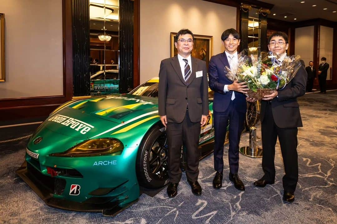 吉田広樹さんのインスタグラム写真 - (吉田広樹Instagram)「SUPER GT HEROES 2023🏆️  アンバサダーを務めさせて頂いている #オートポリス 様より シリーズチャンピオンのお祝いにお花を頂きました‼️  今シーズンのオートポリス戦は昨年に続き 2年連続優勝という最高の結果を残すことが出来ました🏆️  地元に近くアンバサダーをさせて頂いている このサーキットと相性が良いのは嬉しい限りです🙌  三好社長、金子常務、オートポリスの皆さん ありがとうございました。  #autopolis #埼玉トヨペット #greenbrave #GRGARAGE浦和美園 #toyotagazooracing #GRSUPRAGT」12月4日 7時58分 - hiroki44da