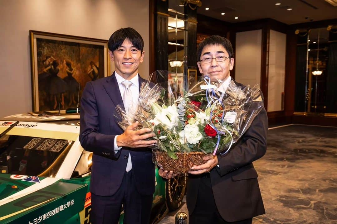 吉田広樹さんのインスタグラム写真 - (吉田広樹Instagram)「SUPER GT HEROES 2023🏆️  アンバサダーを務めさせて頂いている #オートポリス 様より シリーズチャンピオンのお祝いにお花を頂きました‼️  今シーズンのオートポリス戦は昨年に続き 2年連続優勝という最高の結果を残すことが出来ました🏆️  地元に近くアンバサダーをさせて頂いている このサーキットと相性が良いのは嬉しい限りです🙌  三好社長、金子常務、オートポリスの皆さん ありがとうございました。  #autopolis #埼玉トヨペット #greenbrave #GRGARAGE浦和美園 #toyotagazooracing #GRSUPRAGT」12月4日 7時58分 - hiroki44da