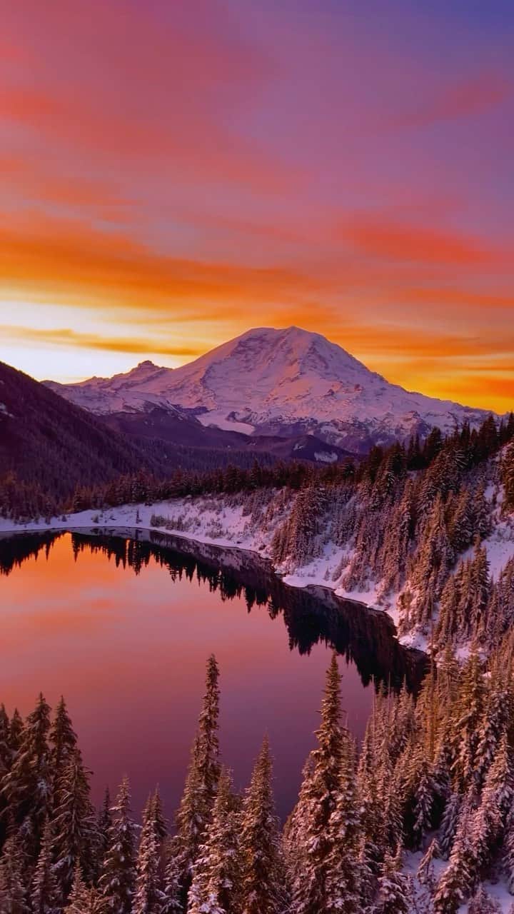 BEAUTIFUL DESTINATIONSのインスタグラム：「@tonytnally captures this dreamlike scene in Washington, USA as the sky is awash with hues of the most extraordinary sunset, reflected by the tranquil tree-lined lake below. 🌅✨ The mountain range beyond and snow dusted trees make for a truly jaw-dropping sight. 🇺🇸   Tag someone you’d love to watch this sunset with! 😍   📽 @tonytnally 📍 Washington, USA 🎶 david.kushner - Original audio」