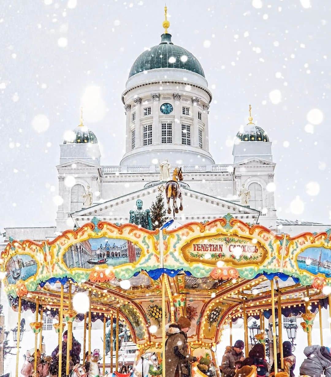 フィンランド政府観光局のインスタグラム：「❄🎄✨ヘルシンキ元老院広場のクリスマスマーケット、12月1日から毎日開催されています。今年もメリーゴーランドにはたくさんの子供たちが楽しんでいます。雪も降ってクリスマス気分が最高に盛り上がります。 . 📸 @cristo_pihlamae_photography  Kiitos! 🙏 #visitfinland #ourfinland #visitfinlandjp #finland #北欧旅行 #travelgram #フィンランド #フィンランド政府観光局 #北欧 #travel #instatravel #travel #travelgram #travelling #traveler #旅したくなるフォト #旅行 #旅 #海外旅行 #travelphotography #旅行大好き #旅行好き #旅スタグラム #旅好き #ヨーロッパ旅行 #旅に出たい #トラベル  #myhelsinki #ヘルシンキ #クリスマス #クリスマスマーケット」