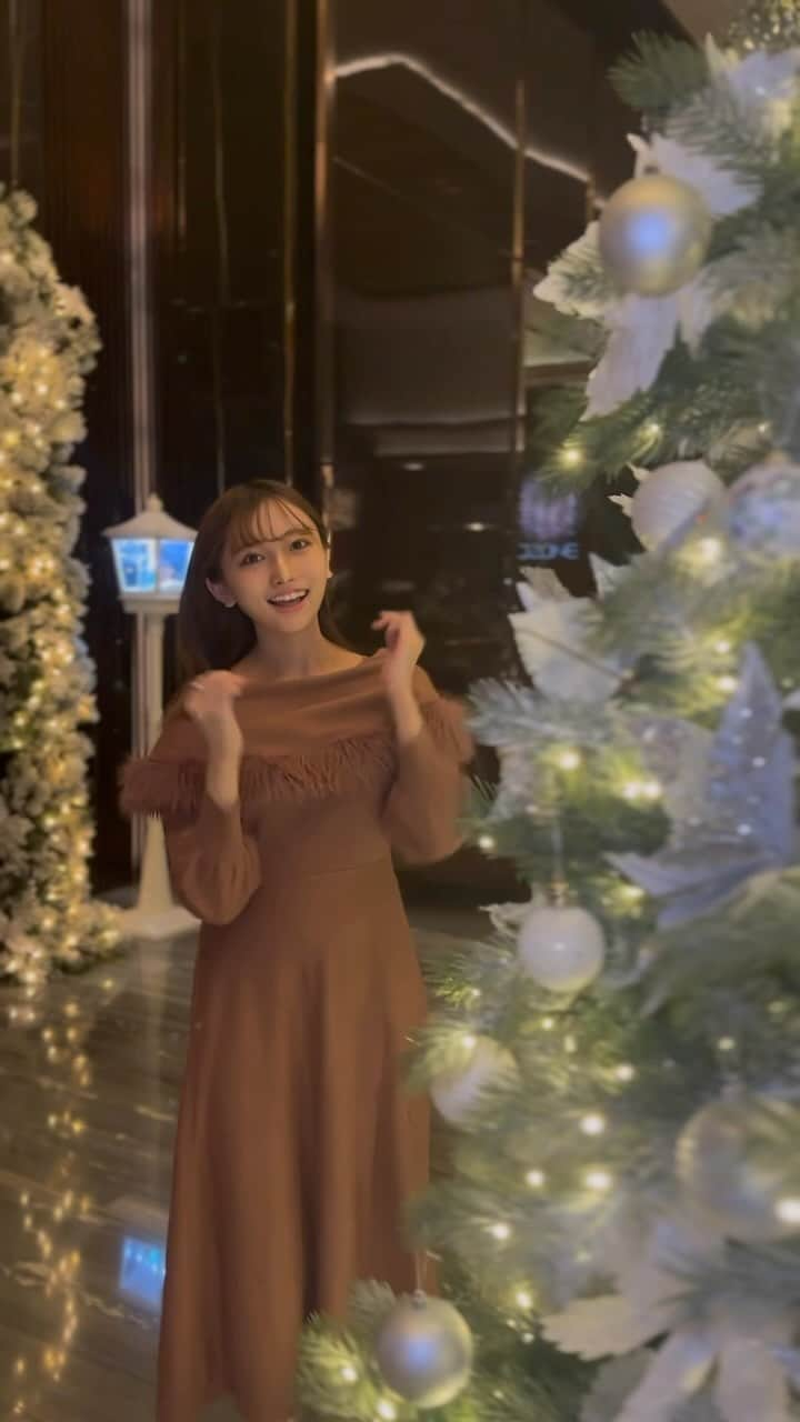 今井ゆうりのインスタグラム：「もうクリスマスやな〜🎄🎅 今年は何にも貰えません。🤣 自分で何か買おかな？！笑  one piece @tocco_closet   #pr #toccocloset #tocco  #トッコクローゼット　#トッコ　#クリスマス」