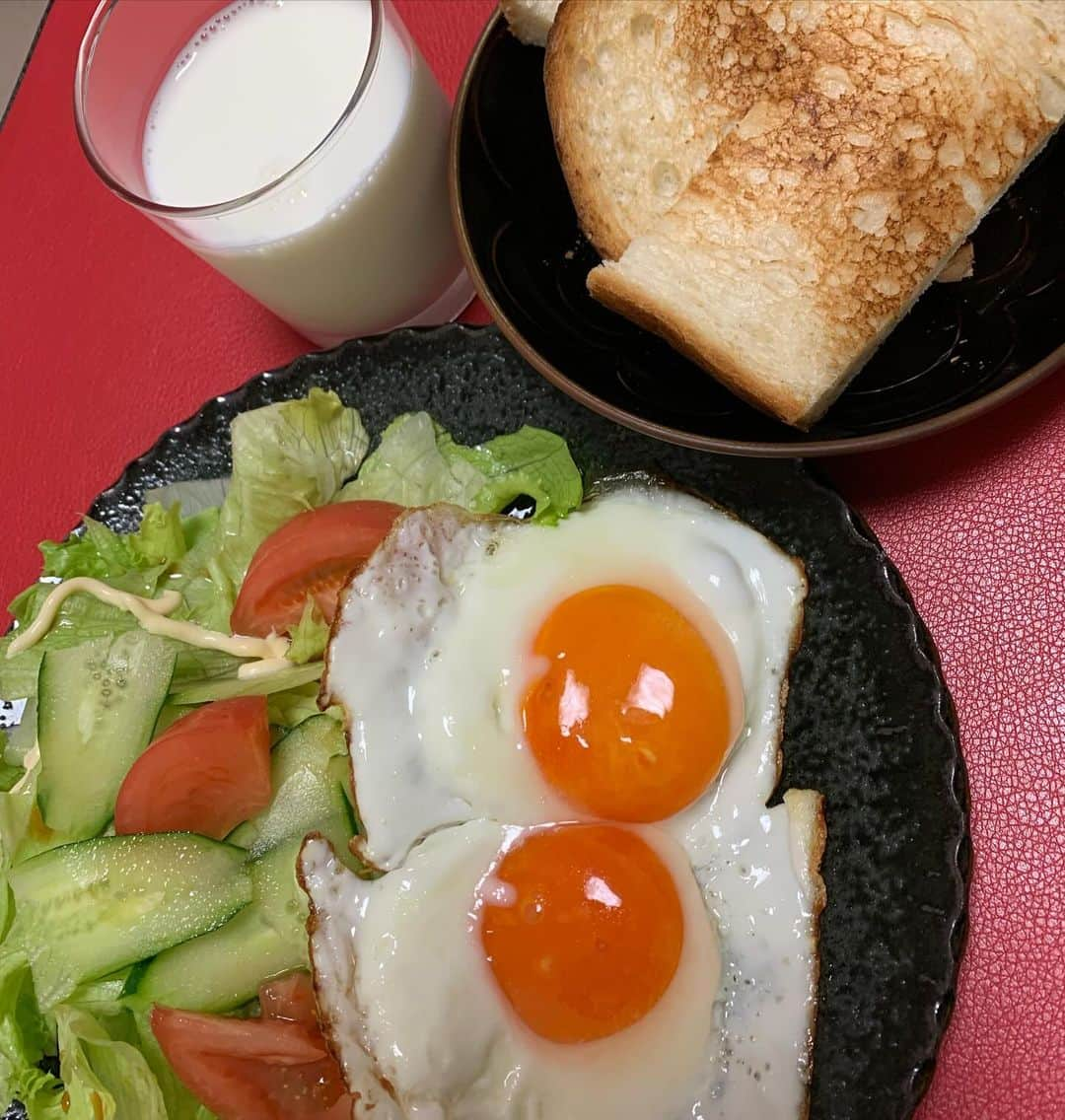 村上ショージのインスタグラム：「おはよう😃朝メシ食べない事には今日が始まらない^_^とりあえず朝メシ食べて頑張ろう！身体気をつけてくださいね！^_^いただきます。」