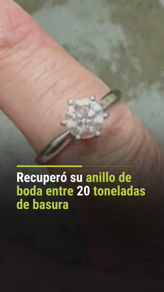 Primer Impactoのインスタグラム：「💍Una mujer tiró su anillo de bodas a la basura por error y logró recuperarlo entre toneladas de desperdicios.   📺 Más en Primer Impacto a las 5pm/ 4C de lunes a viernes por @univision   #anillo #basura #anillodebodas #PrimerImpacto」