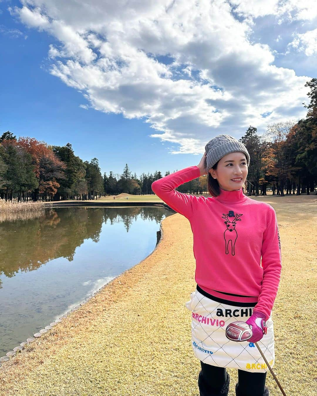 KAORI.OMURA 大村香織さんのインスタグラム写真 - (KAORI.OMURA 大村香織Instagram)「冬ゴルフも対策しながら⛳️  夏だけでは無い、冬も気をつけている🏌️‍♀️ 紫外線を浴びるのは美容に良くないとは 解っているんだけどね😂  光合成はしたいんだけど きっとラウンドにかかる時間は適量では無いだろうな…💦 と思っています😂  引き続き、日焼けと 冬は特に乾燥も気をつけています  対策としては @ipsa_jp のザタイムリセット マイクロミストを 気がついたら、シュッシュとかけています🙋‍♀️  小さいサイズだから 小さいカートバッグの中でも邪魔にならなくて🙆‍♀️  必ずバッグに入っている　@bblaboratories  のPHプロテクトUVスプレーも3ホール毎にかけてる  肝心のスコアは115... 久しぶりに行ったら前半はなんだか良く解らない事に💦😂  反省はするけど、落ち込む事は無い🙋‍♀️  ニット帽を忘れて 途中のコンビニで買ったニット帽 あったかいし意外といける✨😆  #gifted#ゴルフ美容#イプサ化粧水#ビービーラボラトリーズ#ゴルフが好き #太平洋クラブ江南コース#ポジティブ思考#アルチビオ」12月4日 8時11分 - kaori.omura