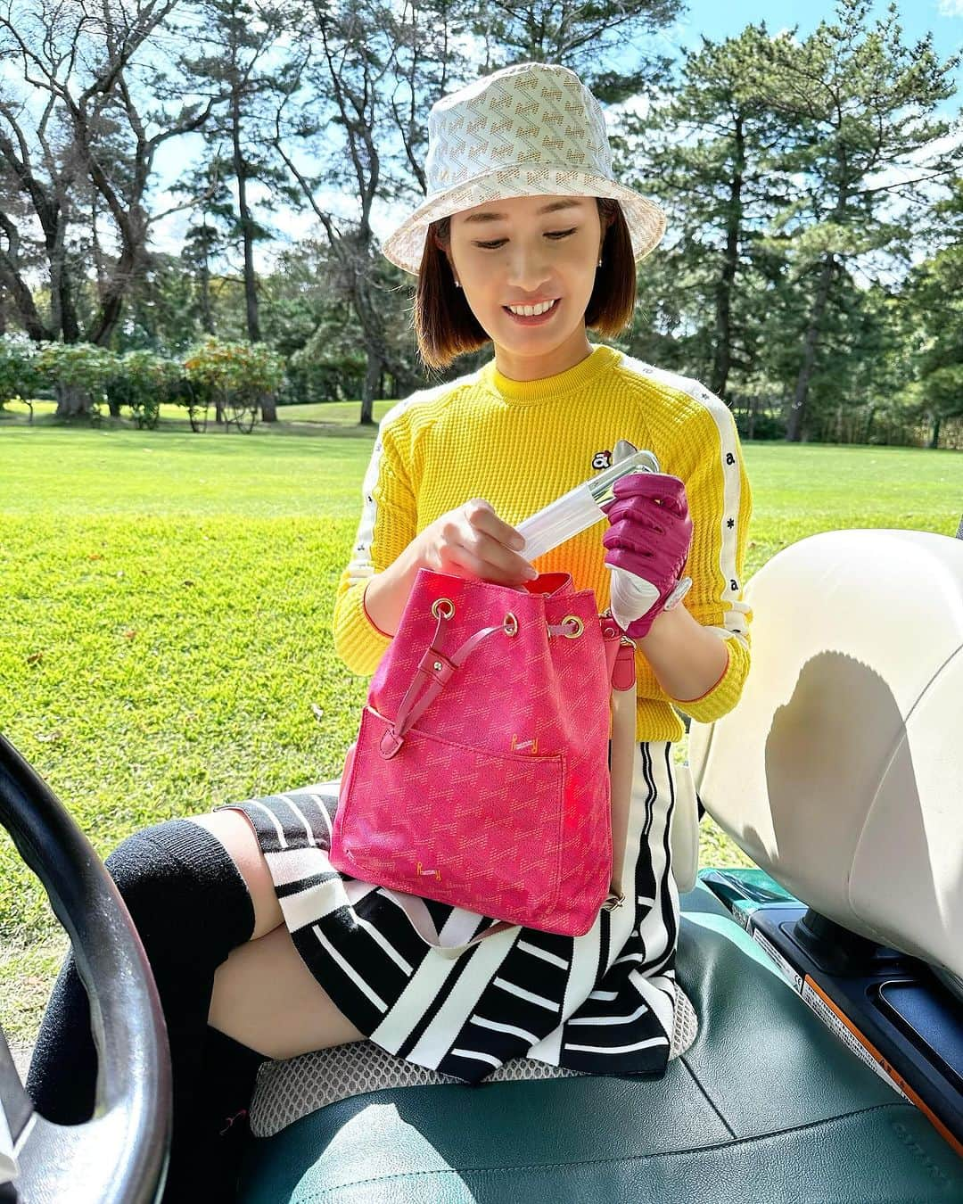 KAORI.OMURA 大村香織さんのインスタグラム写真 - (KAORI.OMURA 大村香織Instagram)「冬ゴルフも対策しながら⛳️  夏だけでは無い、冬も気をつけている🏌️‍♀️ 紫外線を浴びるのは美容に良くないとは 解っているんだけどね😂  光合成はしたいんだけど きっとラウンドにかかる時間は適量では無いだろうな…💦 と思っています😂  引き続き、日焼けと 冬は特に乾燥も気をつけています  対策としては @ipsa_jp のザタイムリセット マイクロミストを 気がついたら、シュッシュとかけています🙋‍♀️  小さいサイズだから 小さいカートバッグの中でも邪魔にならなくて🙆‍♀️  必ずバッグに入っている　@bblaboratories  のPHプロテクトUVスプレーも3ホール毎にかけてる  肝心のスコアは115... 久しぶりに行ったら前半はなんだか良く解らない事に💦😂  反省はするけど、落ち込む事は無い🙋‍♀️  ニット帽を忘れて 途中のコンビニで買ったニット帽 あったかいし意外といける✨😆  #gifted#ゴルフ美容#イプサ化粧水#ビービーラボラトリーズ#ゴルフが好き #太平洋クラブ江南コース#ポジティブ思考#アルチビオ」12月4日 8時11分 - kaori.omura