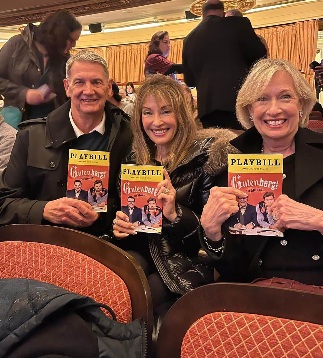 スーザン・ルッチさんのインスタグラム写真 - (スーザン・ルッチInstagram)「Hysterically funny, crazy clever GUTENBERG the MUSICAL!!! What a great Sunday in NY with my college roomie and her husband, such fabulous friends!!! Such a fun day!!!❤️❤️❤️」12月4日 8時17分 - therealsusanlucci