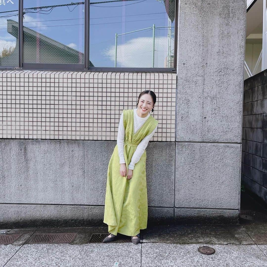 大友花恋さんのインスタグラム写真 - (大友花恋Instagram)「12月ですね🌲 街中がキラキラ、 みんなが帰路に向かう足取りがついつい早くなるこの季節が大好きです。  今年はクリスマスマーケットに行きたい、、、チョコレードドリンク、ホットワイン、ソーセージ、チキン、、、 イルミネーションとか、クリスマスショップではなく、頭の中に、食べ物を真っ先に陳列してしまう自分にあっぱれです😂  クリスマスに着たい赤チェックのワンピース、ハンガーにかけて、スタンバイ済みです。  いつ行けるかな〜🎁  さて、今週の予定です。 12月4日(月) 22:00〜Abema「今日、好きになりました」 12月6日（水） 23:56〜TBS「よるのブランチ」 12月8日(金) 20:00〜テレビ東京「ハイエナ」最終回…！！  ハイエナ、もう最終回🥹 楽しみで、寂しい~💦  最後まで、ぜひ、よろしくお願いします🙇‍♀️  今日の写真は今日好きのオフショット❤️‍🔥 キラキラ恋する高校生のみんなに勇気をもらって、 ２つのお団子にしてもらいました。 （ポーズも勢い余ってみました、さすがに2枚目にします）」12月4日 8時21分 - karen_otomo