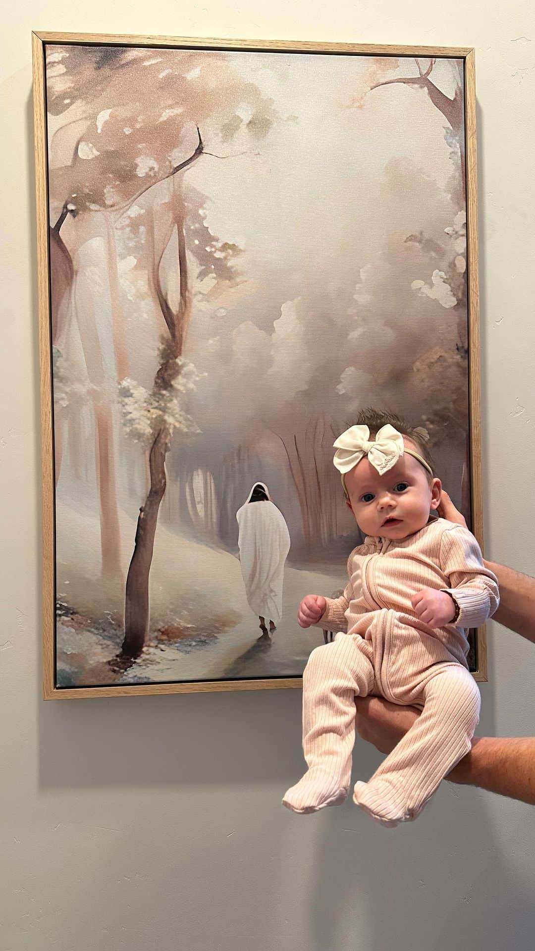 ミカイラ・スキナーのインスタグラム：「Spreading a little light in our home this Christmas! It’s important for us to teach Lottie the reason for the season.🌟  Beautiful painting from @_lightyourhome_   #christmas #family #jesus #lightyourhome」