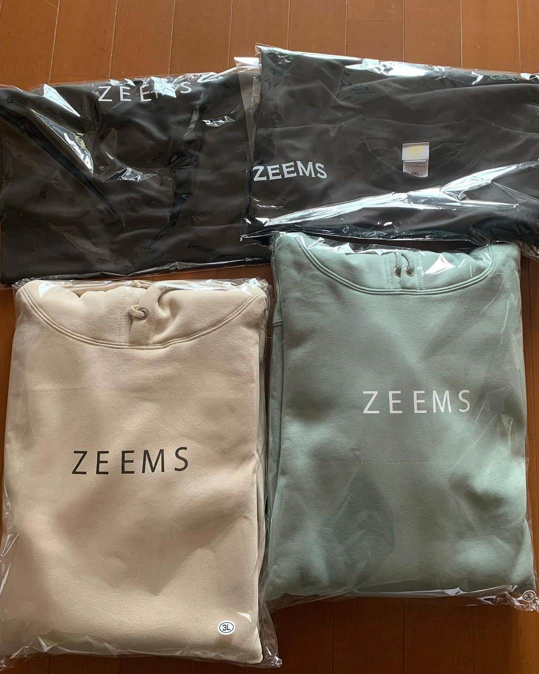 上原浩治のインスタグラム：「これからの季節に助かります‼️  長袖Tシャツ、パーカー😊  zeemsさん、いつもありがとうございます❗️  雑談魂のときの、ユニフォームになってます☺️  #長袖　#Tシャツ　#パーカー　#zeems  #感謝　#ありがとう　#😊　#☺️ #ユニフォーム　#YouTube   @koji19ueharaのフォローをお願いします  #上原浩治の雑談魂の登録を   http://www.koji-uehara.netにコメントを」