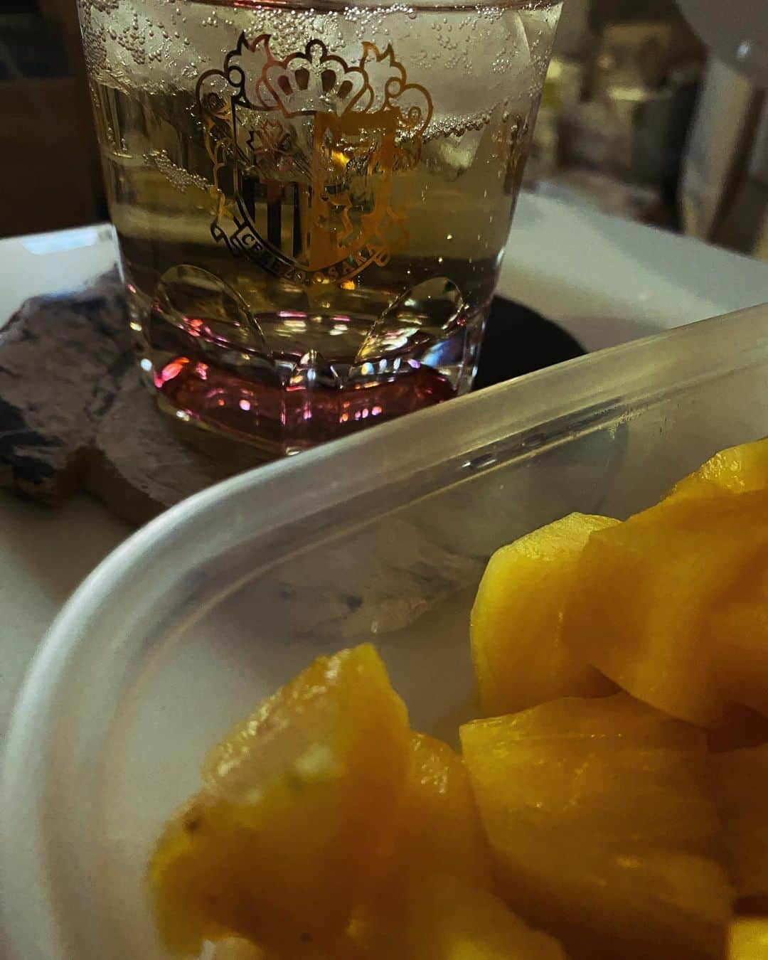 ゆうへいのインスタグラム：「【Domingo tres   Diciembre】  🥃Whisky Soda Piña🍍」