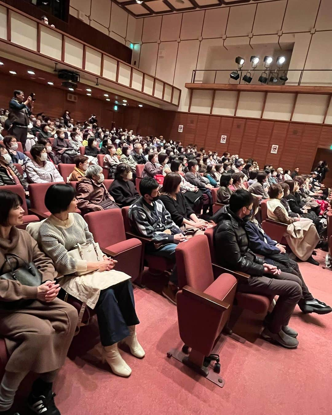 池田航さんのインスタグラム写真 - (池田航Instagram)「富山県南砺市の僕の地元 城端で主演映画 『4日間』上映会 させて頂きました！！ 300人近くの方に集まって頂き、とっても嬉しかったです😭✨️！  地元で自分の活動を応援して頂けることがこんなに嬉しいことなんだということを改めて 感じて、最高の1日になりました。 お越しいただけた皆様、本当にありがとうございます🥰 @fourdaystokio    #池田航  #中西健二 監督   YouTubeにて🔎KOHクッキング🔍で 動画投稿してます！ 【池田航】で検索してね❤ ･ ･ ･ 料理アカウントもよかったらフォローしてね✨☞@chef.koh ･ ･ #飲食店を救いたい #日本を食で元気に‼️  #日本のレストランを救いたい #卵だらけの癒しレシピ  #オム王子 #調理師免 #スーパーフードプランナー   初料理本【たまごだらけの癒しレシピ】が全国の書店で発売中！ 是非読んでみてください！！ #たまごだらけの癒しレシピ  #めざせ10000部」12月4日 8時42分 - kohcooking