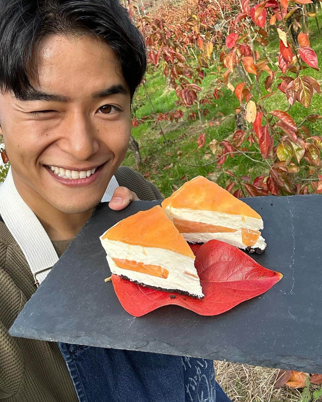 池田航さんのインスタグラム写真 - (池田航Instagram)「柿好き集まれー！✨️ 秋の味覚、柿を使ったレアチーズケーキどうでしたか！？  久しぶりにこんなに立派な富有柿を食べました！シャキシャキで甘みも強くて 皮も全然気にならない！ 美味しすぎる！  ☆柿のレアチーズケーキ クリームチーズを使って作った甘酸っぱいレアチーズケーキにたっぷの柿のソースをかけてつくるレアチーズケーキ レシピはとっても簡単で真似しやすい  柿 1個 クリームチーズ  200g 砂糖 60ｇ 生クリーム35％以上 200g レモン汁 大3 粉ゼラチン 8g オレオクッキー 15枚 無塩バター 40g  ○柿ソース 柿(みじん切りにしてからミキサー) 100g レモン汁 小1 ゼラチン 3g   #奈良」12月4日 8時50分 - kohcooking