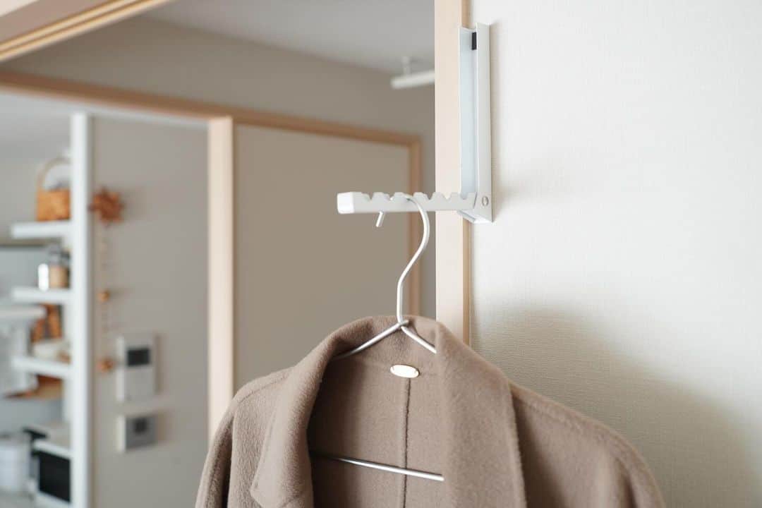 miruのインスタグラム：「コートのちょい置きの季節ですな…🧥  狭いわが家で便利に使っている折りたたみドアハンガー #tower こちらです🤭 (先日のまあちさんのイベントでこの話になったので 撮影してみましたー📷)  あっちこっち置いちゃうものには一時置きスペースを☝🏻  狭い家で暮らしていると、モノは増やせない。 何も置いてない床面積を確保しておきたい…！ そんな時は壁を活用して浮かせる収納が やっぱり助かる👍🏻  towerのドアハンガー、ドアにも壁にもいけるんです！ 商品ページがわかりやすいので ストーリーのリンクから見てみてください🤓  *** web shopでご注文いただいたみなさま、 ありがとうございます😊 心を込めてお届けいたします〜🎄🎁  商品、残り少なくなってきました。 気になる方はぜひお早めに〜✨」
