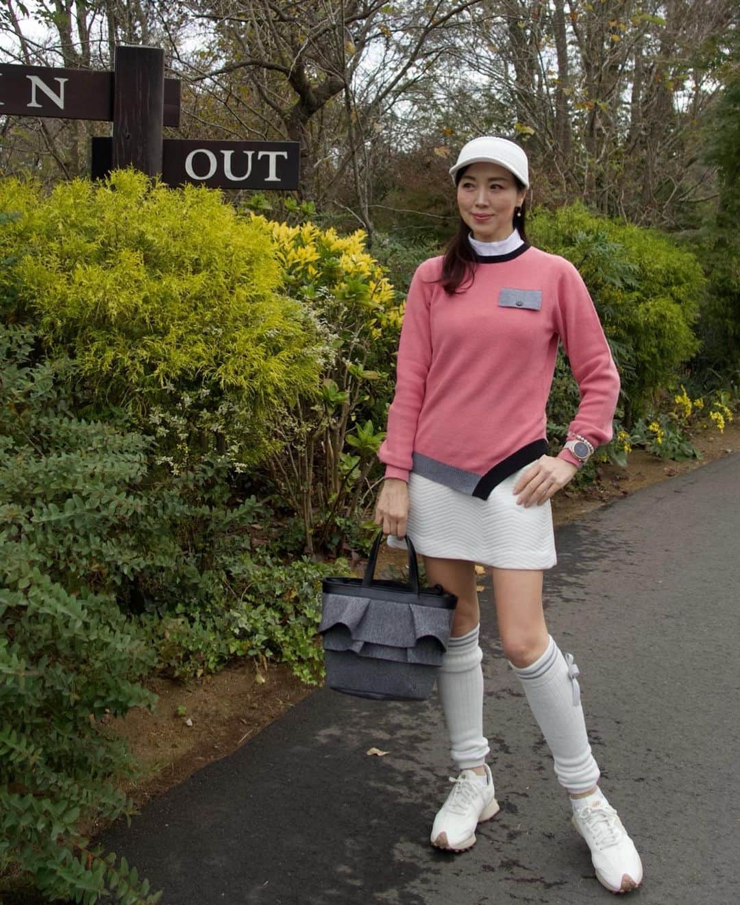 ImotoEtsuyo さんのインスタグラム写真 - (ImotoEtsuyo Instagram)「#おはようございます  ・ ・ 先月のゴルフ⛳️ ハワイに行く前に行った ゴルフでは @lanvin_sport_ の新作を。 ・ ・ 肌触りが気持ちいいセーターは 裾がアシンメトリーデザインに なっていて、 袖口は左右カラーが違うのが カワイイ。  マトラッセスカートは 中に蓄熱保温裏地がついていて 赤外線を吸収して発熱、 蓄熱効果を促進する 「フィールサーモ」機能付き。 これからの寒い季節にぴったりな スカートです。  レッグウォーマーは ソックスの上やレギンスに重ねて 足元暖かくオシャレ❤️ ・ #ベスト #サンバイザー #カートバッグ  全て @lanvin_sport_  #lanvinsport  #ランバンスポール  #golfwear  #pr ・ #千葉バーディクラブ  #golf  #ゴルフ #ゴルフウェア #ゴルフ女子 #ゴルフ場  #ゴルフ好き」12月4日 8時54分 - bisuhada