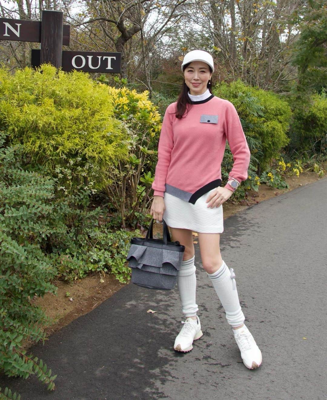 ImotoEtsuyo さんのインスタグラム写真 - (ImotoEtsuyo Instagram)「#おはようございます  ・ ・ 先月のゴルフ⛳️ ハワイに行く前に行った ゴルフでは @lanvin_sport_ の新作を。 ・ ・ 肌触りが気持ちいいセーターは 裾がアシンメトリーデザインに なっていて、 袖口は左右カラーが違うのが カワイイ。  マトラッセスカートは 中に蓄熱保温裏地がついていて 赤外線を吸収して発熱、 蓄熱効果を促進する 「フィールサーモ」機能付き。 これからの寒い季節にぴったりな スカートです。  レッグウォーマーは ソックスの上やレギンスに重ねて 足元暖かくオシャレ❤️ ・ #ベスト #サンバイザー #カートバッグ  全て @lanvin_sport_  #lanvinsport  #ランバンスポール  #golfwear  #pr ・ #千葉バーディクラブ  #golf  #ゴルフ #ゴルフウェア #ゴルフ女子 #ゴルフ場  #ゴルフ好き」12月4日 8時54分 - bisuhada