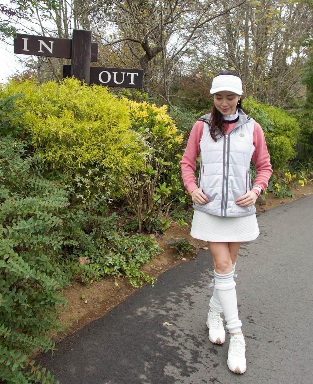 ImotoEtsuyo さんのインスタグラム写真 - (ImotoEtsuyo Instagram)「#おはようございます  ・ ・ 先月のゴルフ⛳️ ハワイに行く前に行った ゴルフでは @lanvin_sport_ の新作を。 ・ ・ 肌触りが気持ちいいセーターは 裾がアシンメトリーデザインに なっていて、 袖口は左右カラーが違うのが カワイイ。  マトラッセスカートは 中に蓄熱保温裏地がついていて 赤外線を吸収して発熱、 蓄熱効果を促進する 「フィールサーモ」機能付き。 これからの寒い季節にぴったりな スカートです。  レッグウォーマーは ソックスの上やレギンスに重ねて 足元暖かくオシャレ❤️ ・ #ベスト #サンバイザー #カートバッグ  全て @lanvin_sport_  #lanvinsport  #ランバンスポール  #golfwear  #pr ・ #千葉バーディクラブ  #golf  #ゴルフ #ゴルフウェア #ゴルフ女子 #ゴルフ場  #ゴルフ好き」12月4日 8時54分 - bisuhada