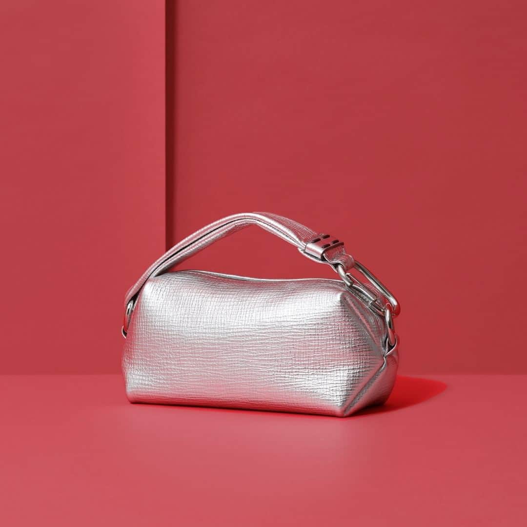エポイのインスタグラム：「．Tuck  ー new color 《Silver》  ． #Epoi #23aw #tuck #silver #epoicolors #madeinjapan #fashion #omotesando #umeda #marunouchi #japan #leather #bag #wallet #エポイ #日本製 #革 #タック」
