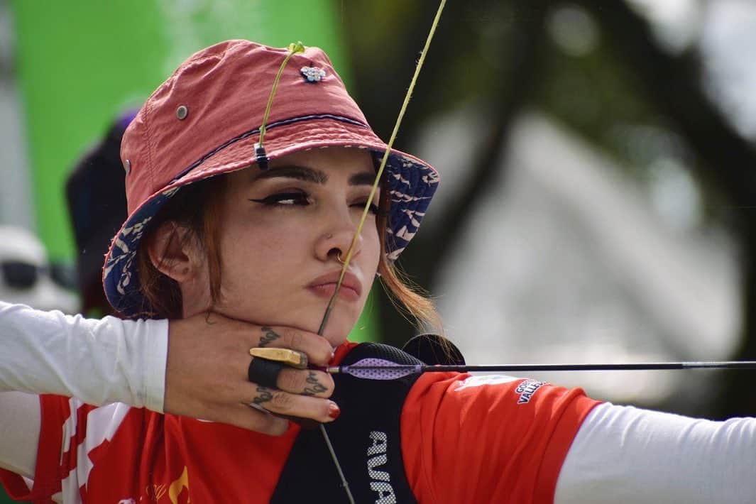 バレンティナ・アコスタ・ギラルドのインスタグラム：「Un poco tarde, pero mejor tarde que nunca. 😛 En noviembre estuve compitiendo nuevamente en Colombia después de más de dos años. Volver a competir, sobre todo en un torneo tan importante como lo son los Juegos Nacionales, es muy emocionante, y estoy muy contenta con lo que fue toda la experiencia y los resultados ✨  Durante mi break (que fue bien larguito haha) trabajé en muchas cosas que me han permitido regresar sintiéndome mucho más segura en mis disparos y en general con una mejor sensación. Trabajé mucho mi fuerza física, trabajé mi mente,  y se puede decir que he madurado en varias cosas, parte de crecer diría yo.  Es un honor para mi poder regalarle 7 medallas al Valle en estos juegos y aportar a que se convirtiera en Bicampeón de los juegos. 🥇3 oros, 🥈3 platas y 🥉1 bronce. El Valle me ha abierto sus puertas y me ha permitido contar con un equipo que más que compañeros, se siente como una familia. Disfruté cada momento, los calentamientos con la guachafita y la música, las barras chistosas y los chistes internos lol. ♥️  Estoy muy agradecida con todos los que han hecho parte de este proceso para yo poder estar allí. Los que me han apoyado, los que me han entrenado y los que continúan haciendo de este deporte algo mágico. Gracias a mi familia y amigos que me acompañaron durante toda la competencia, y sobre todo gracias a Dios por haber sido y seguir siendo mi guía en este camino. Se lograron muchos objetivos que había planteado y no sólo en cuanto a medallas. Estoy feliz de pronto volver a competir como antes 💖」