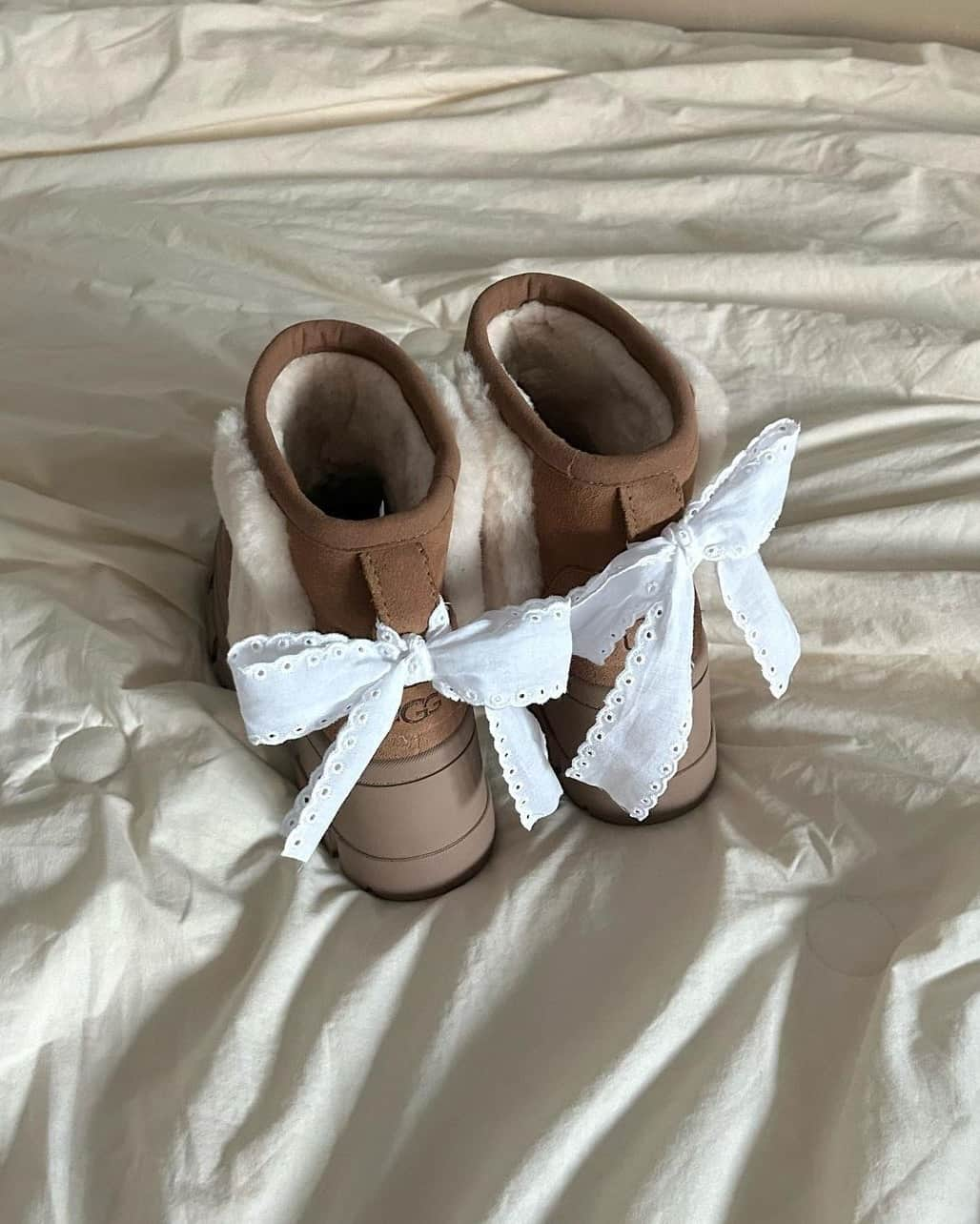 アグさんのインスタグラム写真 - (アグInstagram)「The UGG bowification continues. 🎀  Featured: @miu_9024  @_s_hj @kisekikiki  Trend created by @mel.amartinez   #UGG #Bows #UggBows #UggPlatform #UggShoes」12月4日 9時01分 - ugg