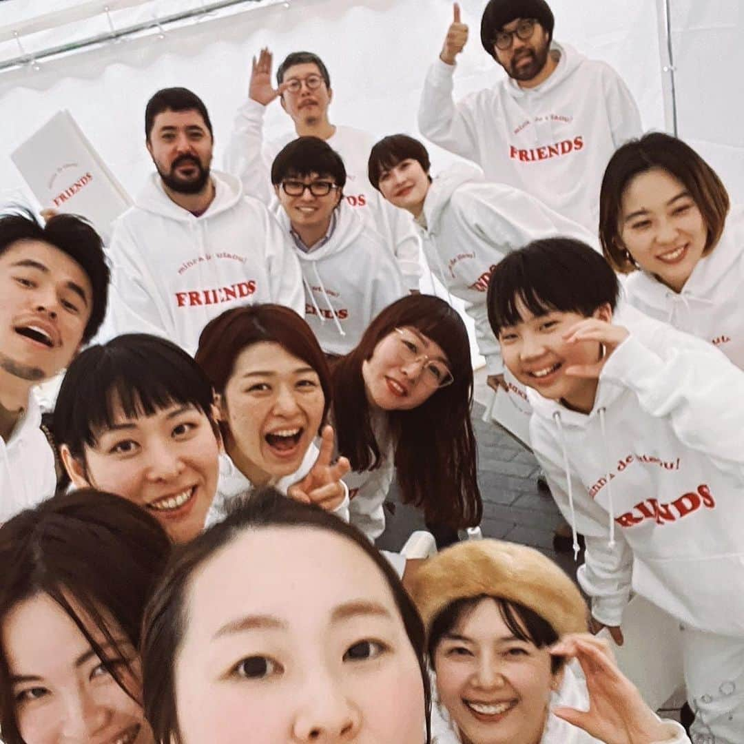 菊池亜希子さんのインスタグラム写真 - (菊池亜希子Instagram)「ドッキドキの合唱部FRIENDS、無事ステージを終えることができました😮‍💨✨✨ 見にきてくださったみなさま、一緒に歌ってくださったみなさま（ステージからバッチリ見えました👏）、素敵な場を作ってくださったリンネル編集部 @liniere_tkj のみなさま（お揃いのパーカー一緒に着て盛り上げてくださり大感謝😭）、イベントスタッフのみなさま、本当にありがとうございました😊  そして、私の合唱やりたい願望に盛大に巻き込まれてくれたFRIENDSのみんな、本当にありがとう😭✨みんなそれぞれお仕事もあって忙しい中、このステージに向けて一生懸命自主練して、集まったときにはひたすら歌に集中🔥合唱するのはみんな何億年ぶり！？って感じだったかと思うけど、カタチになってよかった✨👏 はじめは私が部長的な感じの雰囲気だったけど、だんだんそれぞれの得意分野で力を発揮してくれて、チームがどんどんまとまっていったなぁと思いました🥲✨  パーカーのデザインは、リンネル連載〝へそまがり〟のデザインを担当してくださっている田部井さん @mina_tabei だよ🥳（へそまがりの打ち合わせ中に合唱部に勧誘し、無事成功🔥大地讃頌の鍵盤を担当してくれました🎹✨常に勧誘活動している私😂）  やっぱりみんなで歌うって楽しいですね😚そして、おもいきり合唱ができるようになって、本当によかった…🥲  FRIENDSは、実はリンネル本誌の告知ページの出演者のところに、〝菊池亜希子とフレンズの皆さま〟と仮で書かれていたものなんだけど、可愛いのでそのままチーム名にしました😂  ときどきこうやって、歌う曲をあらかじめ告知して、みんなで歌える場を作れたらなぁ〜🤔💭✨なんてことを考えております。。  そして早速ですが！😂 来週から @the_tastemakers_and_co で行われる @fofofofa_club  のpop-upイベントで、〝みんなでうたおう♪〟合唱タイムを設けることにしました😂👏✨  12/16（土）pop-up閉店前の17時からです！（整理券を16日に希望者のかたに配布予定です〜）  是非、遊び（歌いに）にきてね🤍 待ってます〜🥰  #minnadeutaoufriends #リンネルクリスマスマーケット2023」12月4日 9時23分 - kikuchiakiko_official