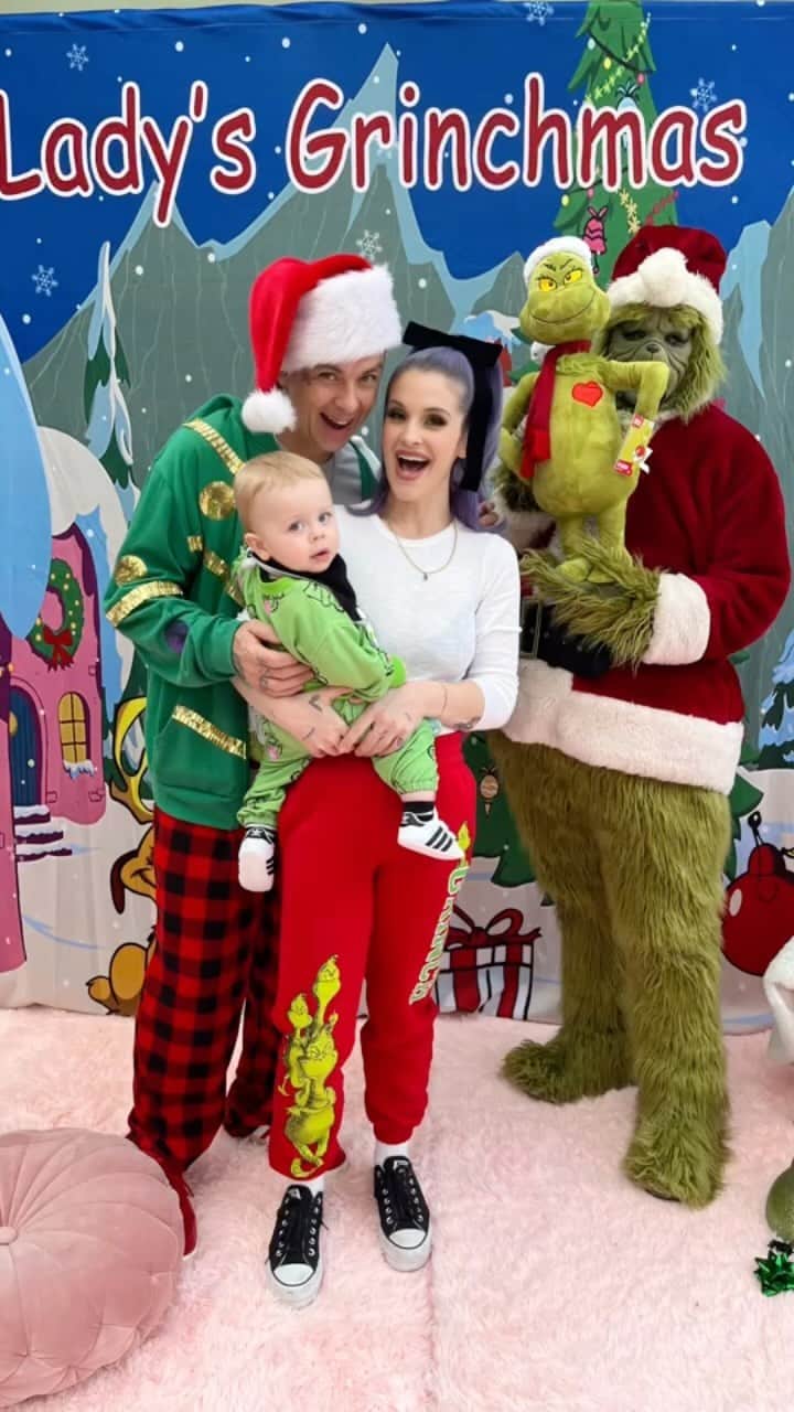 ケリー・オズボーンのインスタグラム：「You’re a mean one Mr, Grinch! Thank you @alessandratorresani  and Lady we had the best time. 🎄」