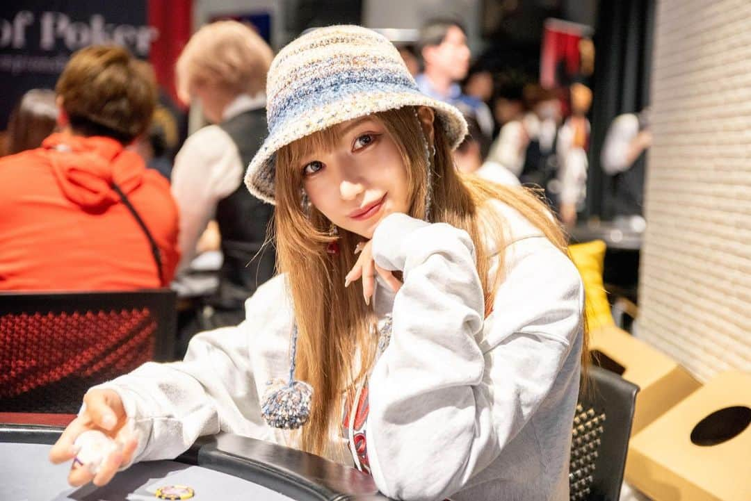 かえるちゃんさんのインスタグラム写真 - (かえるちゃんInstagram)「３日間大阪ポーカー大会 TPC 🏆5-manCell ５人団体戦 優勝 🌈 Closer Turbo ５位ｲﾝﾏﾈ しましたっ！  団体戦は４人がｲﾝﾏﾈの２人がFTまで行って優勝という 当日に集まった初見同志なのに とんでもない激強チーム🤣  トロフィー🏆嬉しい🎊💓 ポーカーこれからも頑張るぞ🔥 同席した皆様ありがとうございます✨ ♡ ♡ #ポーカー #ポーカー女子  #poker #脚が本体のギャルコスプレイヤー #かえるちゃん #介護美容師 #撮影会モデル #ポートレート女子 #ポートレート撮影 #被写体モデル #good_portraits_world #hueart_life #lovers_nippon_portrait #pasha_magagine #portrait_shot #写真好きな人と繋がりたい #お洒落さんと繋がりたい #角色扮演  #얼스타그램 #팔로우 #コスプレイヤー #バーレスクヤバイ #バーレスク東京 #ギャル #派手髪 #cosplay  #cosplayer」12月4日 9時20分 - k.kaeru