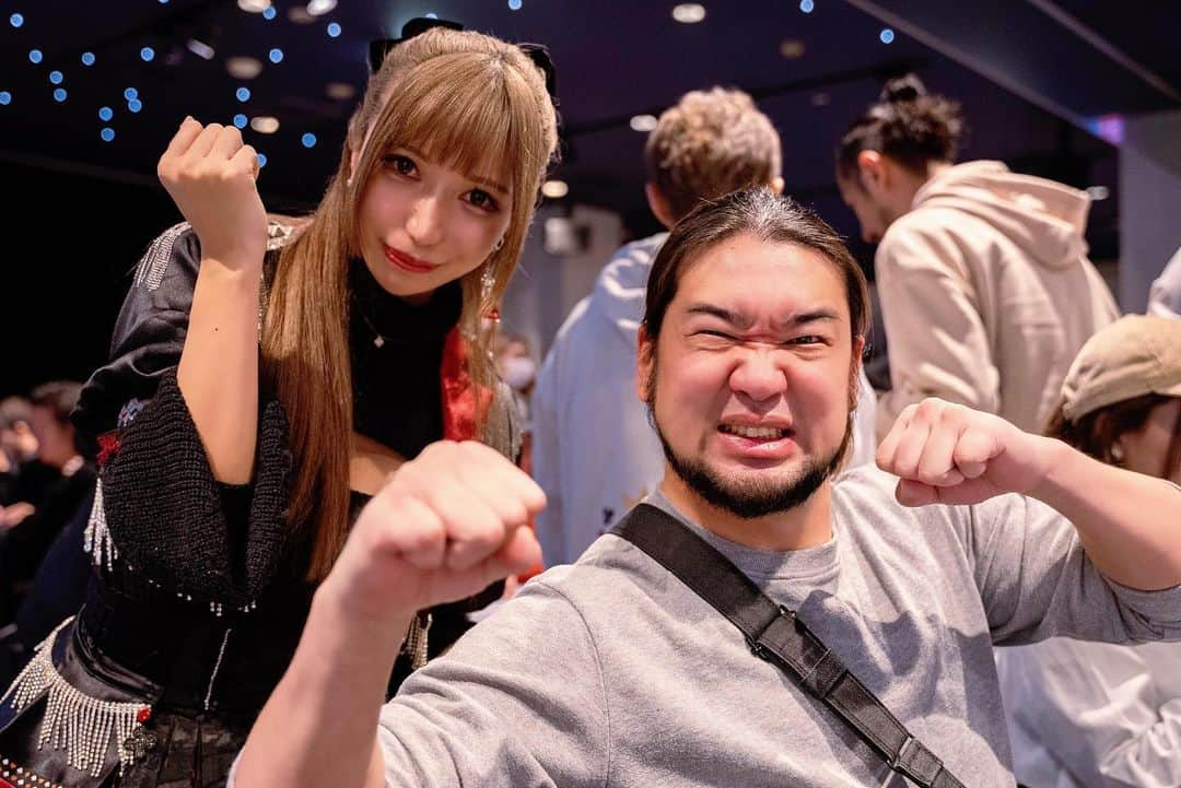 かえるちゃんさんのインスタグラム写真 - (かえるちゃんInstagram)「３日間大阪ポーカー大会 TPC 🏆5-manCell ５人団体戦 優勝 🌈 Closer Turbo ５位ｲﾝﾏﾈ しましたっ！  団体戦は４人がｲﾝﾏﾈの２人がFTまで行って優勝という 当日に集まった初見同志なのに とんでもない激強チーム🤣  トロフィー🏆嬉しい🎊💓 ポーカーこれからも頑張るぞ🔥 同席した皆様ありがとうございます✨ ♡ ♡ #ポーカー #ポーカー女子  #poker #脚が本体のギャルコスプレイヤー #かえるちゃん #介護美容師 #撮影会モデル #ポートレート女子 #ポートレート撮影 #被写体モデル #good_portraits_world #hueart_life #lovers_nippon_portrait #pasha_magagine #portrait_shot #写真好きな人と繋がりたい #お洒落さんと繋がりたい #角色扮演  #얼스타그램 #팔로우 #コスプレイヤー #バーレスクヤバイ #バーレスク東京 #ギャル #派手髪 #cosplay  #cosplayer」12月4日 9時20分 - k.kaeru