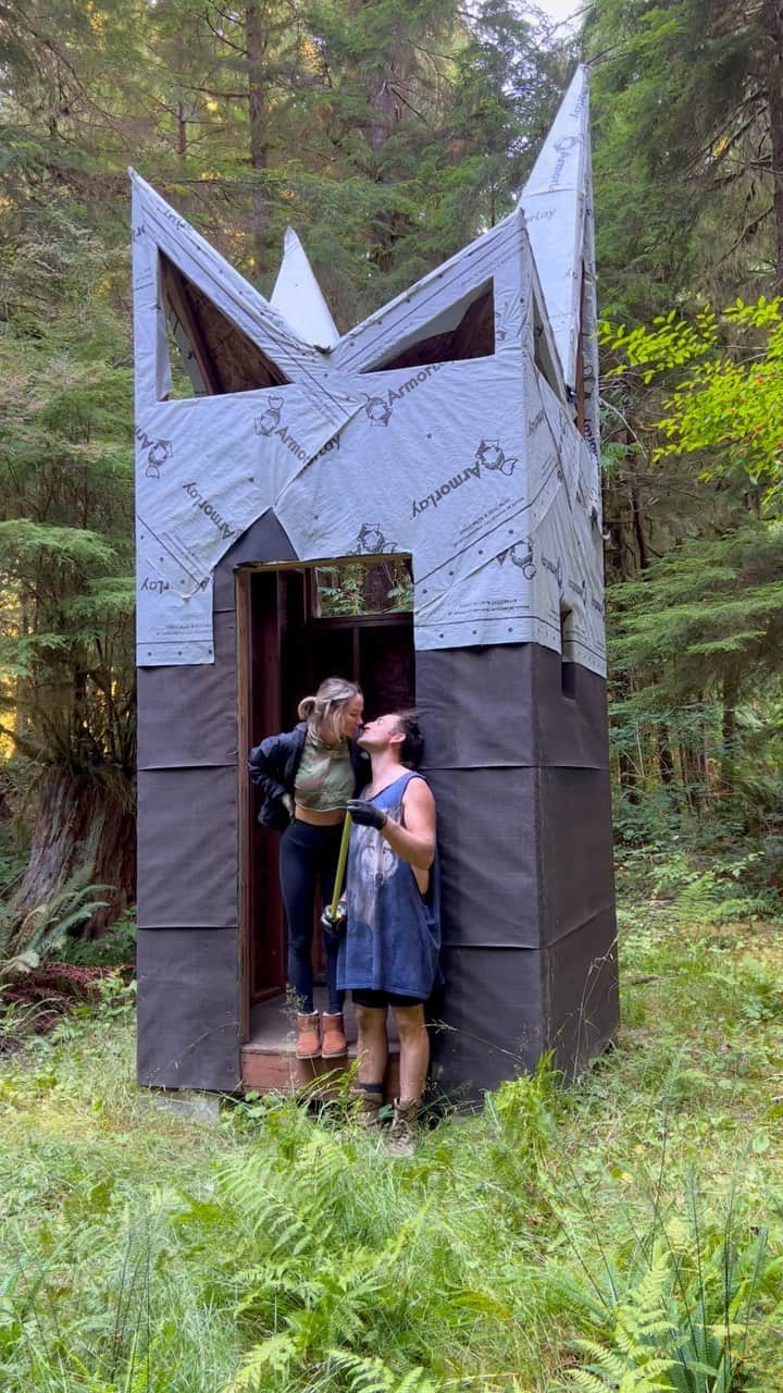 サラ・ジーン・アンダーウッドのインスタグラム：「We finished the outhouse for our diamond cabin! Yay! @jacobwitzling」