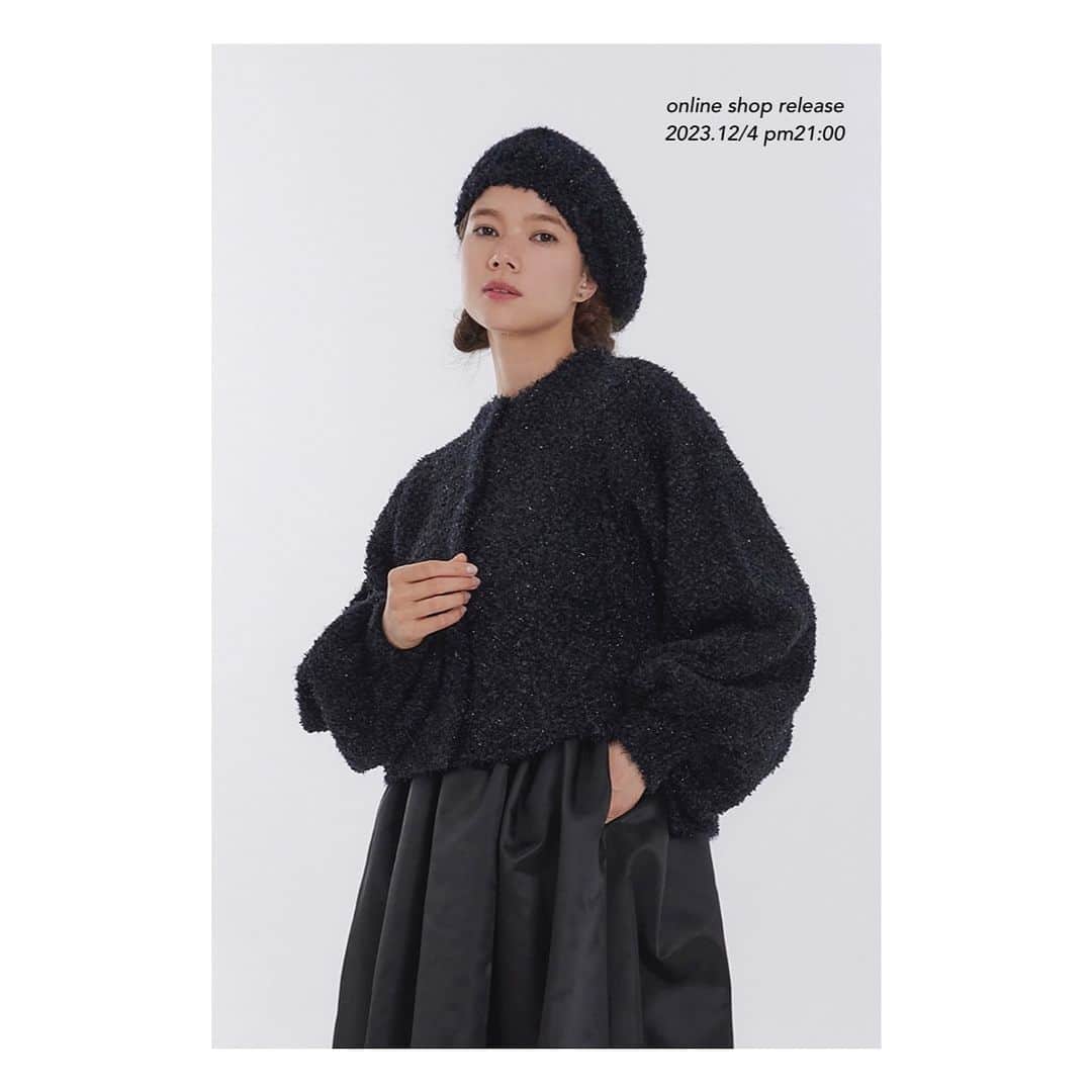 yoriのインスタグラム：「*online shop release*  12/4 pm21:00〜 2023AW新作を発売いたします！  詳細は商品ページをご覧ください。  #バイカラーロングコート #ウールモヘアシャギージャケット #ウールプルオーバー #ラメフェザーニットガーデ #ラメフェザーベレー帽  #yori_japan」