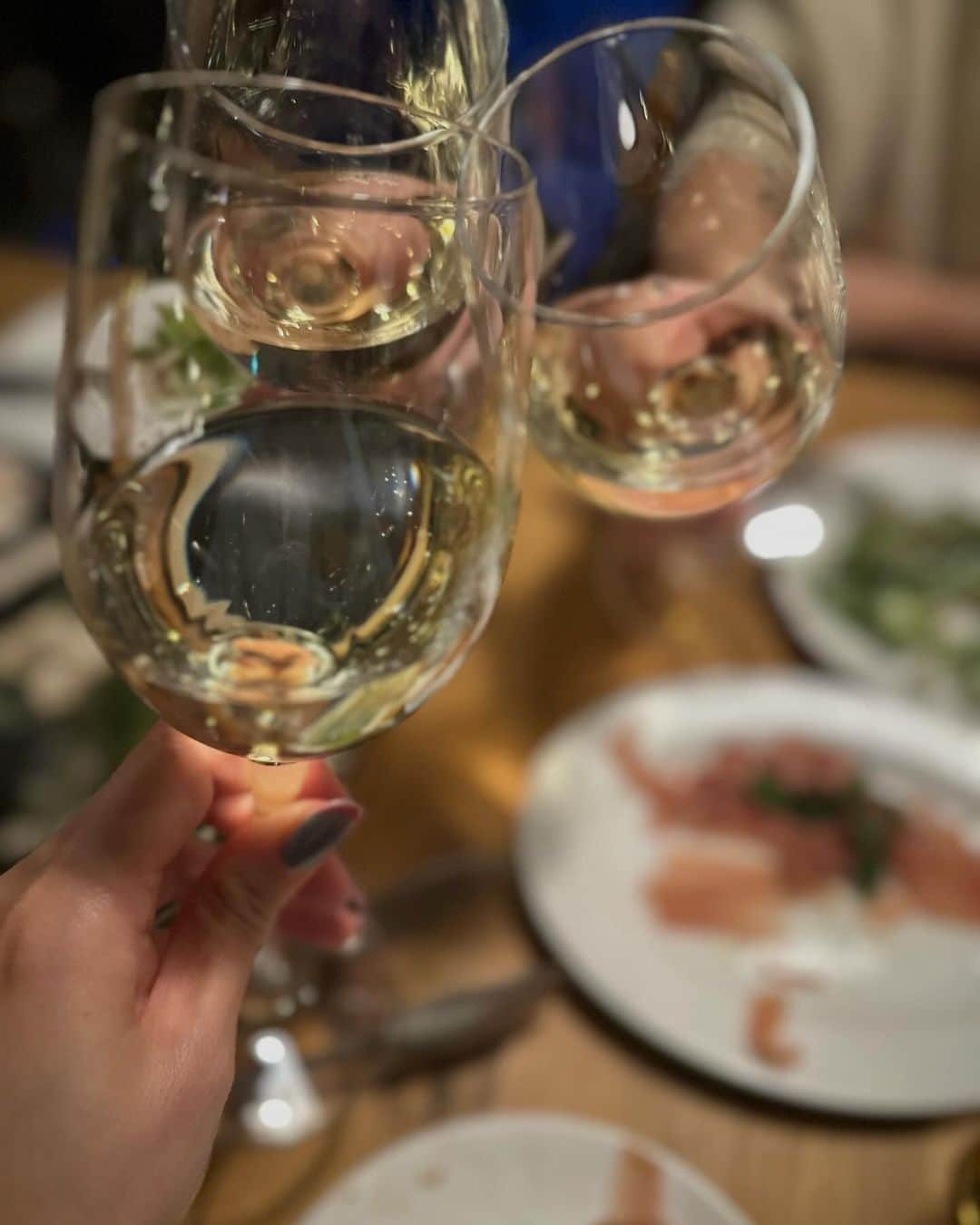 樹村あやののインスタグラム：「昨日は元会社の同期と🥂 ワインを飲みながらチェイサーにハイボールを飲む同期たち。笑  @wine_no_ruisuke  ワインも食事も雰囲気もとてもよかった！  母になって行かなくなった飲み会、 たまにはいいもんだ♡ もう少し頻繁に行けたらもっと最高だ。笑   #ootd#姉妹#女の子ママ#三姉妹#三姉妹ママ#ママコーディネート#3人育児 #ママファッション#3児のママ#3児ママ#育児#6歳#4歳#1歳児#1歳7ヶ月#wine#ワイン」