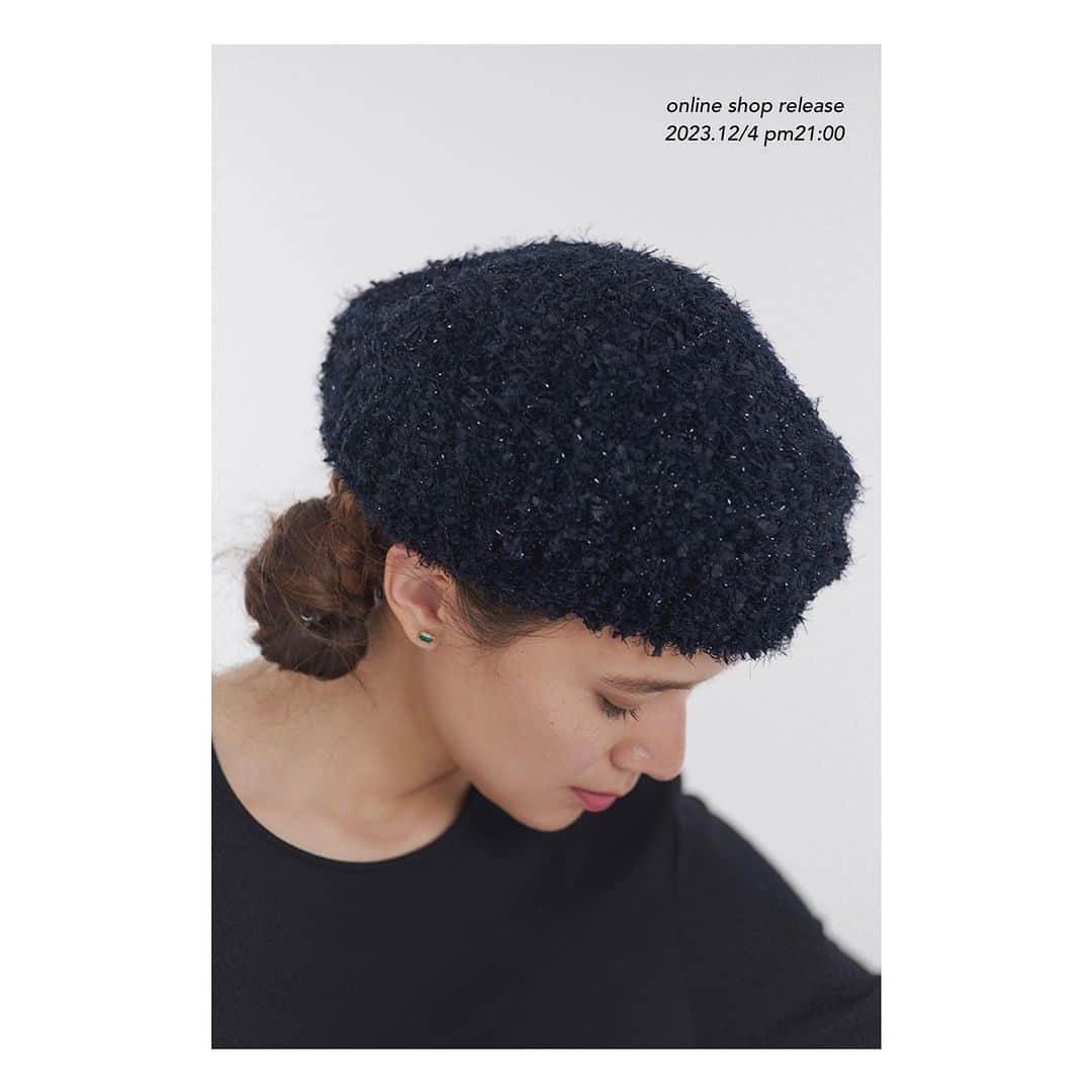 yoriのインスタグラム：「*online shop release*  12/4 pm21:00〜 2023AW新作を発売いたします！  詳細は商品ページをご覧ください。  #バイカラーロングコート #ウールモヘアシャギージャケット #ウールプルオーバー #ラメフェザーニットガーデ #ラメフェザーベレー帽  #yori_japan」