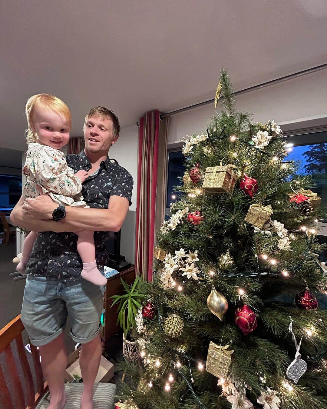 アンジェラ・ペティさんのインスタグラム写真 - (アンジェラ・ペティInstagram)「Some special moments over the weekend, welcoming Sam’s parents from the UK and putting up the Christmas tree ✨  Super special seeing Azaliah enjoy helping decorate the tree and starting to understand Christmas 🎄💖」12月4日 9時37分 - angie_run800m