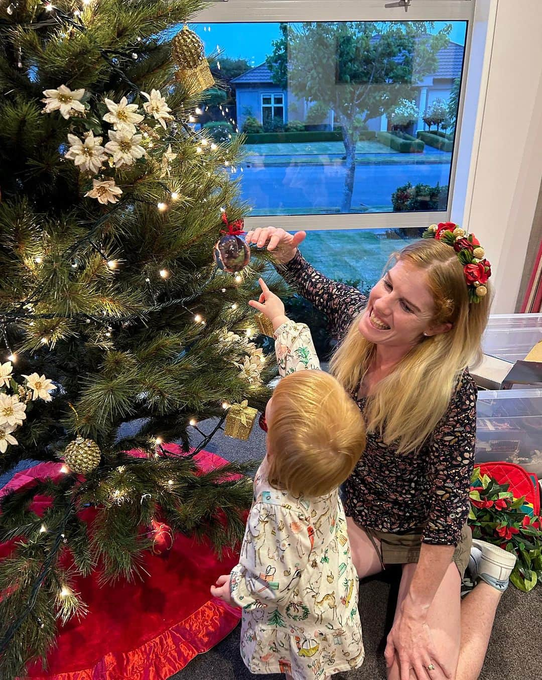 アンジェラ・ペティさんのインスタグラム写真 - (アンジェラ・ペティInstagram)「Some special moments over the weekend, welcoming Sam’s parents from the UK and putting up the Christmas tree ✨  Super special seeing Azaliah enjoy helping decorate the tree and starting to understand Christmas 🎄💖」12月4日 9時37分 - angie_run800m