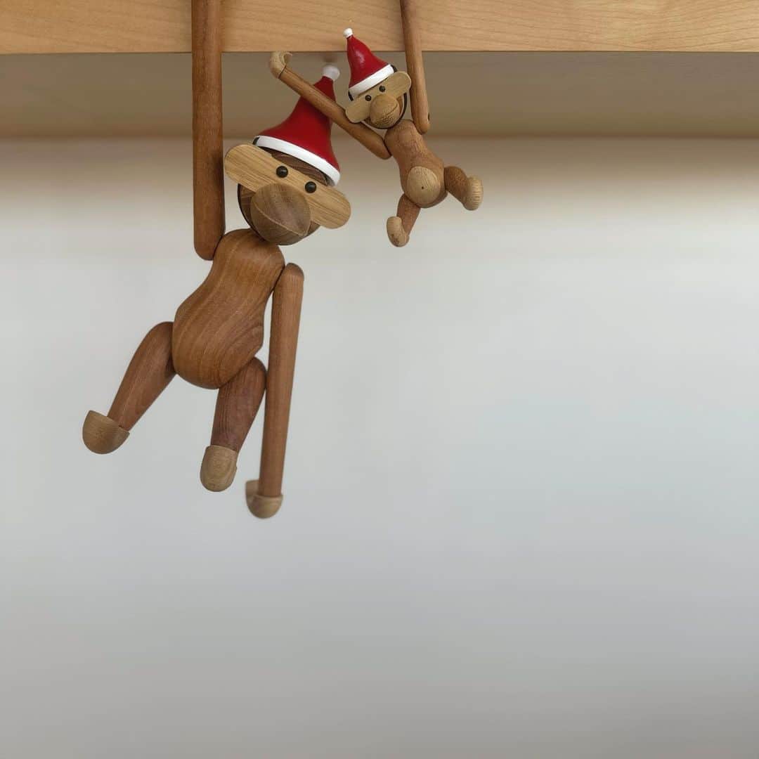 古谷有美のインスタグラム：「🎅🏼 風邪っぴきスタートの12月。 みなさまはお元気ですか？ ツリーの準備もすすまないので とりあえずお猿さんたちだけでも フェスティブムード🐒 サンタさーん！ちゃんと良い子でいます！ どうか風邪を引かない身体をください！  #december #kaybojesen」