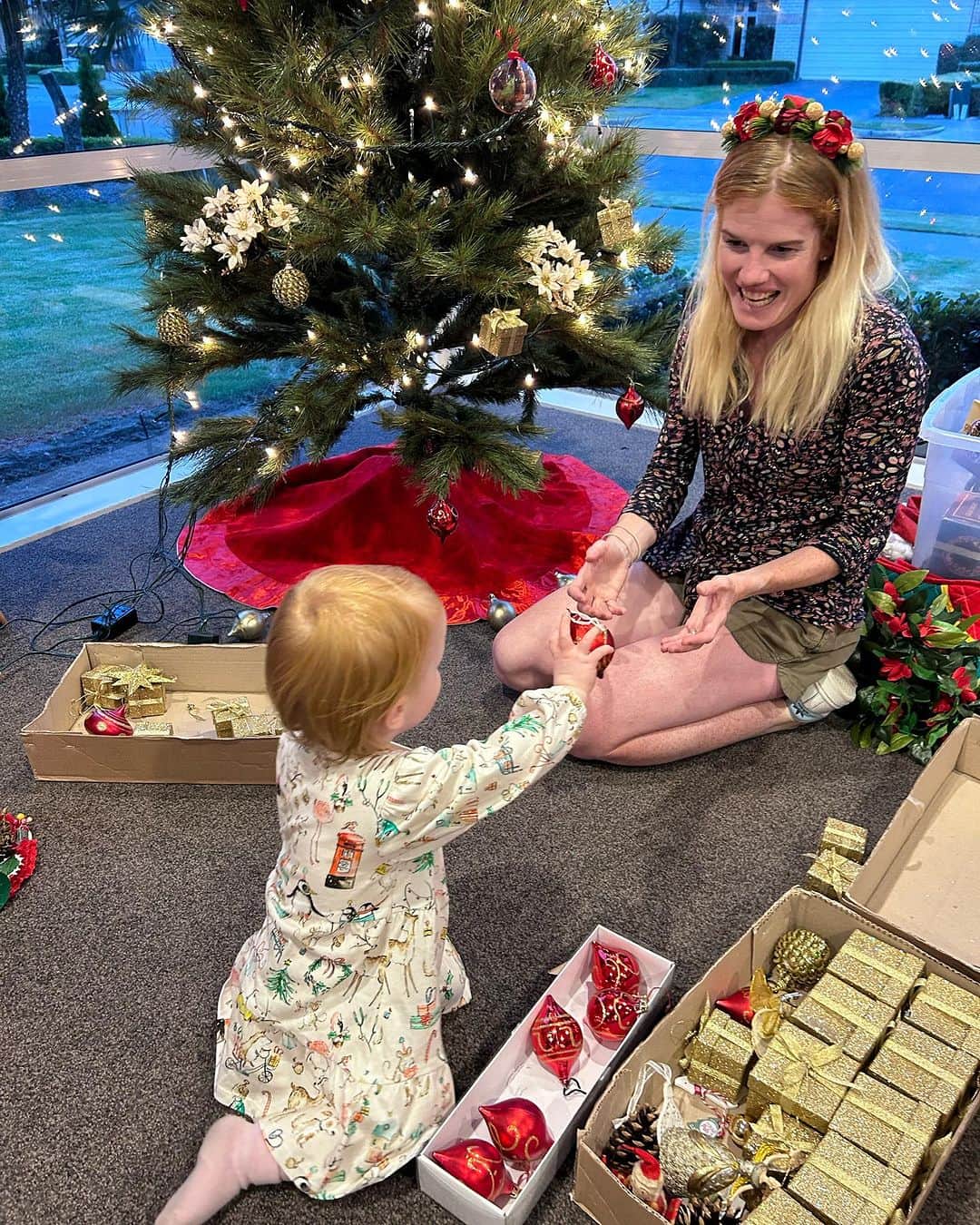 アンジェラ・ペティのインスタグラム：「Some special moments over the weekend, welcoming Sam’s parents from the UK and putting up the Christmas tree ✨  Super special seeing Azaliah enjoy helping decorate the tree and starting to understand Christmas 🎄💖」