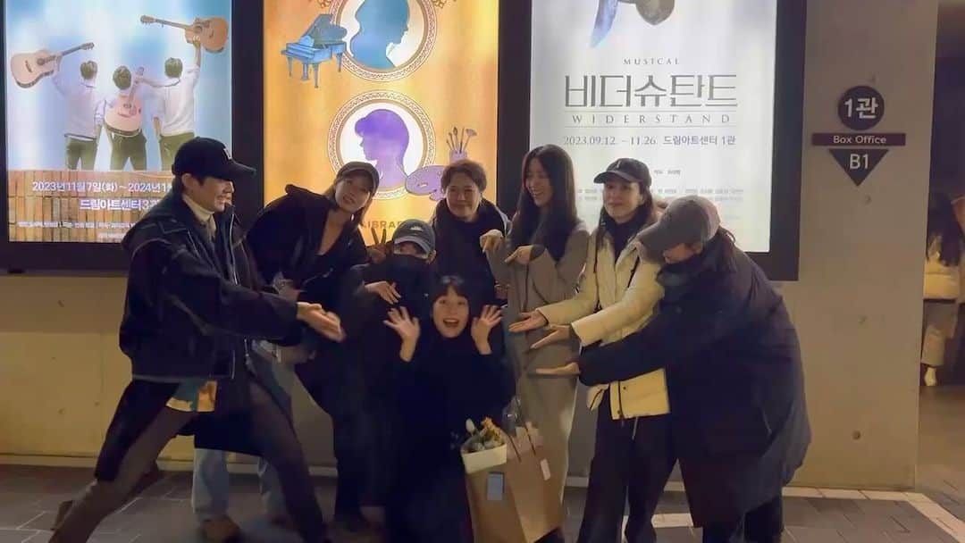 パク・ハソンのインスタグラム：「내 동생 치카 @ryuijae_  의 공연을 보러 대학로에서 만난 바닷마을 다이어리 사람들😍 배우들 다 와서 놀람🥹 다음엔 우리 스즈후타들도 같이 만나자🙏🏻  연기 천재 이재는 여기서도 잘하는 구나.. 완전 다른 캐릭터인데도! 심지어 마지막엔 날 울림.  대학로 드림아트센터에서 연극<작은 아씨들> 1월까지 이어집니다🤗」