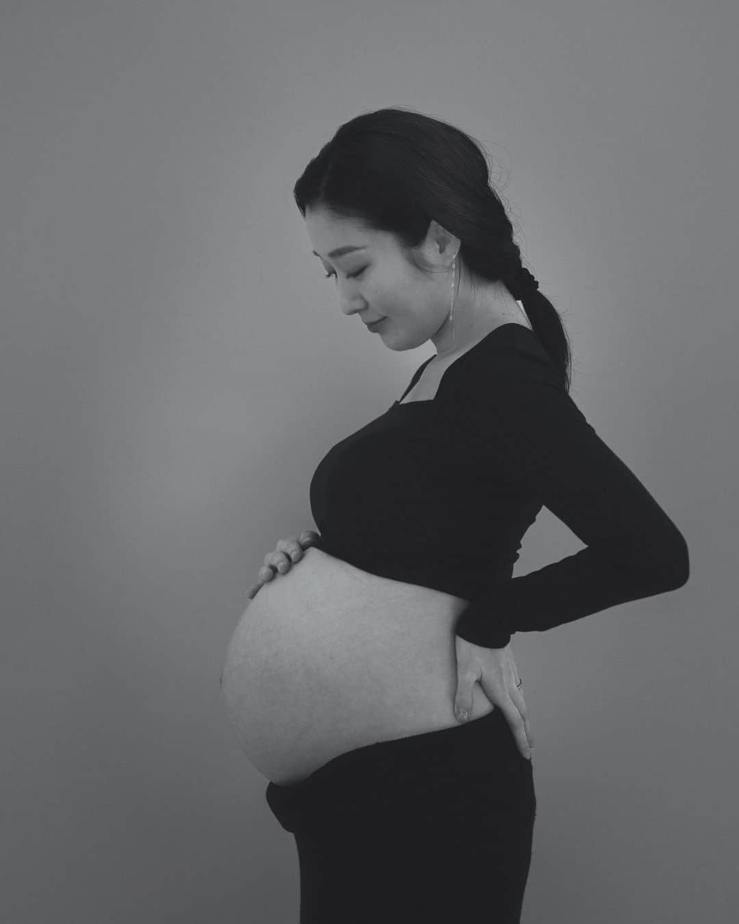 山本真由美のインスタグラム：「. . maternity photo🥚 . . 出かけるのは難しかったので、 オットが撮影してくれました。📷🌿 迷ったけれどこの時しか撮れないと思い、 記録に残せてよかった☺︎💭 . . おおきなおおきな愛おしい、まる！◌ . . . . . . maternity photography🥚 . It was difficult to go out, so My partner took the photo at home. 📷🌿 I was hesitant, but I thought this was the only time  I could take a photo. I’m glad I was able to record it ☺︎💭 . . Big, big, adorable, ＭＡＲＵ! ◌  #8month #maternityphotography #japan #baby #マタニティフォト  #minaperhonen #cat #self #portrait  #成長 #記録 #sunny #tbt #👶🏻 #まる 🎈 #life #matanity #week #birth #shoot  #トツキトオカ #赤ちゃんのいる生活  #マタニティ #育児 #赤ちゃん #boy #おとこのこママ  #family #mom #ママ」