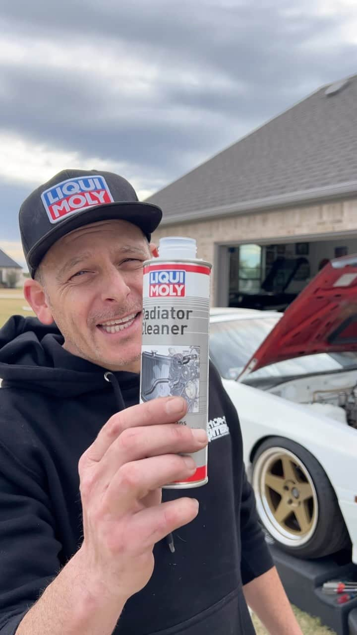 スティーブのインスタグラム：「First time using Liqui Moly’s Radiator Cleaner and it works amazing. The RX-7 water was looking really murky and now listen to and look at how happy she is!! 🔥 🔥 #liquimoly to the rescue again!! ロータリーエンジンのクーラントが汚くてリキモリラジエータークリーナーでかなり綺麗になった❣️」