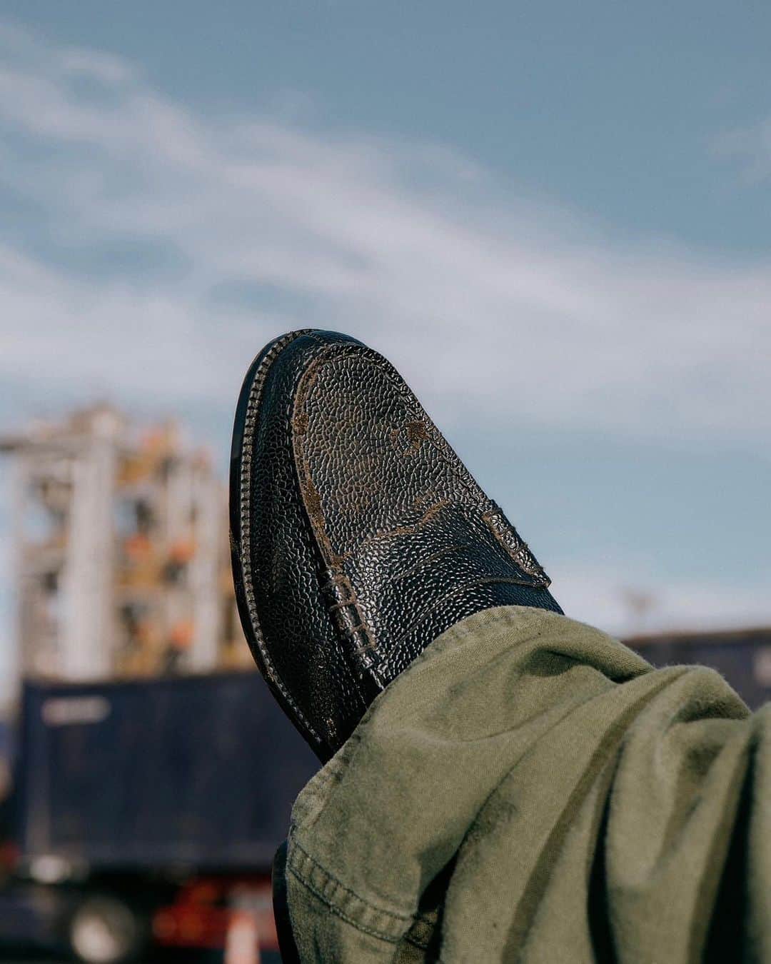 McGuffinさんのインスタグラム写真 - (McGuffinInstagram)「⚡️McGuffin Street News⚡️  <The Kenford Fineshoes>が "Black Scotch Grain Loafers”を発売。  @kenford_fineshoes_official   革靴の新たな価値観を構築することをコンセプトに、MADE IN JAPANのクラシックローファーのみを幅広いデザインで発信する<The Kenford Fineshoes>は、メンズ限定モデル"Black Scotch Grain Loafers"を発売。新たにスムースレザーとのコンビネーションデザインも追加し、12/08(金)10:00より販売を開始する。  また発売に先駆けて、23年秋冬シーズン第三弾となるブランドルックを公開。  "革靴は綺麗に履かなくてはいけない"そんな固定観念にとらわれず制作された本 ルックは、"Work"をテーマに傷や汚れなどが目立ちにくいスコッチグレインレザーの魅力を表現。<The Kenford Fineshoes>がブランドスタート時から提唱し続ける"ローファーをもっと自由にラフに履いてほしい"というメッセージが強く込められたビジュアルになっている。  なお本商品の発売に合わせて、ジャーナル スタンダード渋谷スクランブルスク エア店内に期間限定Popup Storeをオープン。10月の表参道店から続いたジャーナル スタンダードでのPopupは、本イベントが年内ラストとなる。 . FALL/WINTER 2023 SEASON LOOK "Black Scotch Grain Loafers"  Stylist:Yuzuru Saeki @yuzrusaeki  Photographer : Ryota Chiba @ryotachiba_ Model : Ikenna @ikennasakata  Director: Yu Orishikide @ohli_day  . Popup Store "IRIBITARI" at JOURNAL STANDARD  12/8 Fri ~ 12/17 Sun  JOURNAL STANDARD 渋谷スクランブルスクエア店 @js.shibuyascramblesquare」12月4日 9時50分 - mcguffin_official