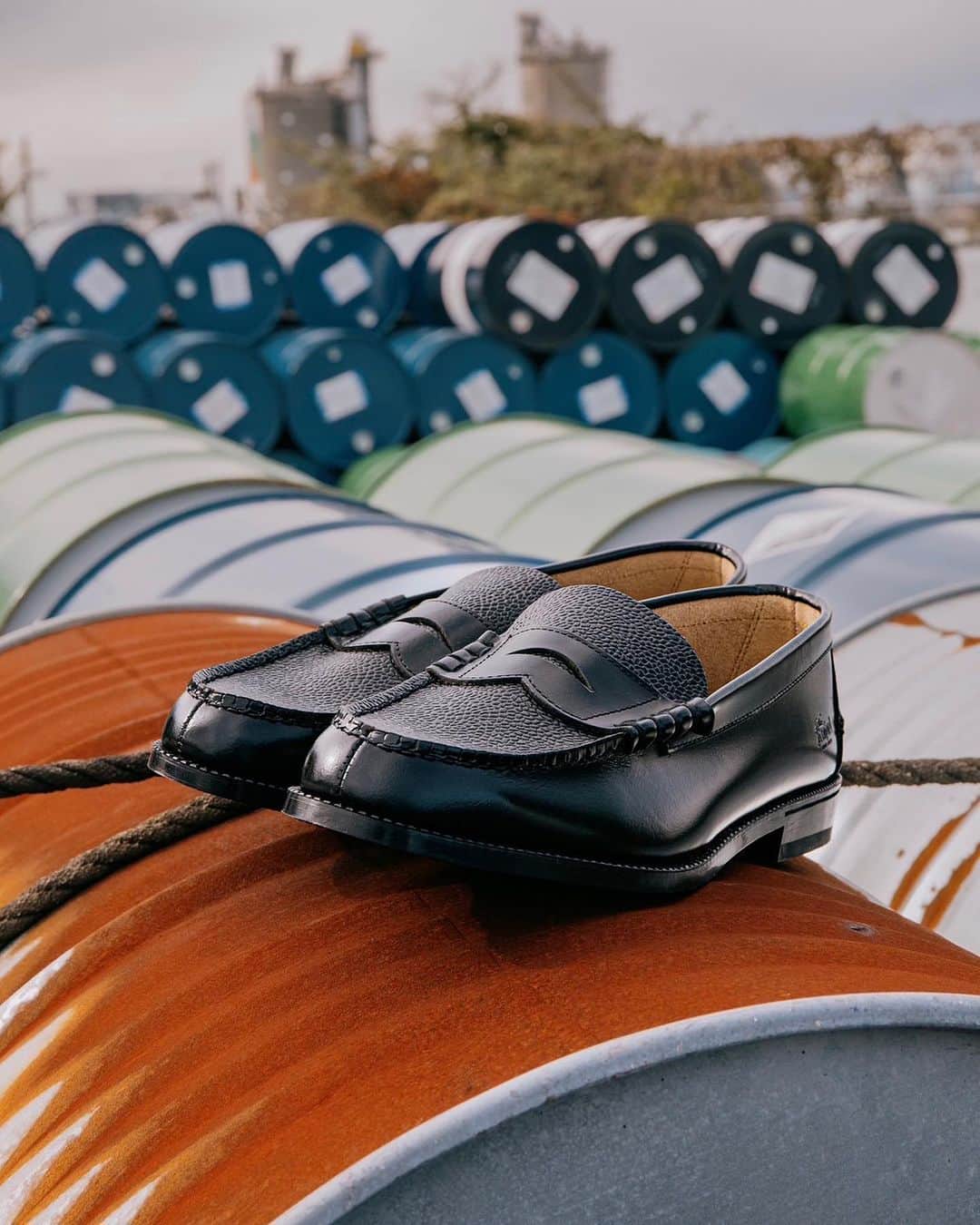 McGuffinさんのインスタグラム写真 - (McGuffinInstagram)「⚡️McGuffin Street News⚡️  <The Kenford Fineshoes>が "Black Scotch Grain Loafers”を発売。  @kenford_fineshoes_official   革靴の新たな価値観を構築することをコンセプトに、MADE IN JAPANのクラシックローファーのみを幅広いデザインで発信する<The Kenford Fineshoes>は、メンズ限定モデル"Black Scotch Grain Loafers"を発売。新たにスムースレザーとのコンビネーションデザインも追加し、12/08(金)10:00より販売を開始する。  また発売に先駆けて、23年秋冬シーズン第三弾となるブランドルックを公開。  "革靴は綺麗に履かなくてはいけない"そんな固定観念にとらわれず制作された本 ルックは、"Work"をテーマに傷や汚れなどが目立ちにくいスコッチグレインレザーの魅力を表現。<The Kenford Fineshoes>がブランドスタート時から提唱し続ける"ローファーをもっと自由にラフに履いてほしい"というメッセージが強く込められたビジュアルになっている。  なお本商品の発売に合わせて、ジャーナル スタンダード渋谷スクランブルスク エア店内に期間限定Popup Storeをオープン。10月の表参道店から続いたジャーナル スタンダードでのPopupは、本イベントが年内ラストとなる。 . FALL/WINTER 2023 SEASON LOOK "Black Scotch Grain Loafers"  Stylist:Yuzuru Saeki @yuzrusaeki  Photographer : Ryota Chiba @ryotachiba_ Model : Ikenna @ikennasakata  Director: Yu Orishikide @ohli_day  . Popup Store "IRIBITARI" at JOURNAL STANDARD  12/8 Fri ~ 12/17 Sun  JOURNAL STANDARD 渋谷スクランブルスクエア店 @js.shibuyascramblesquare」12月4日 9時50分 - mcguffin_official