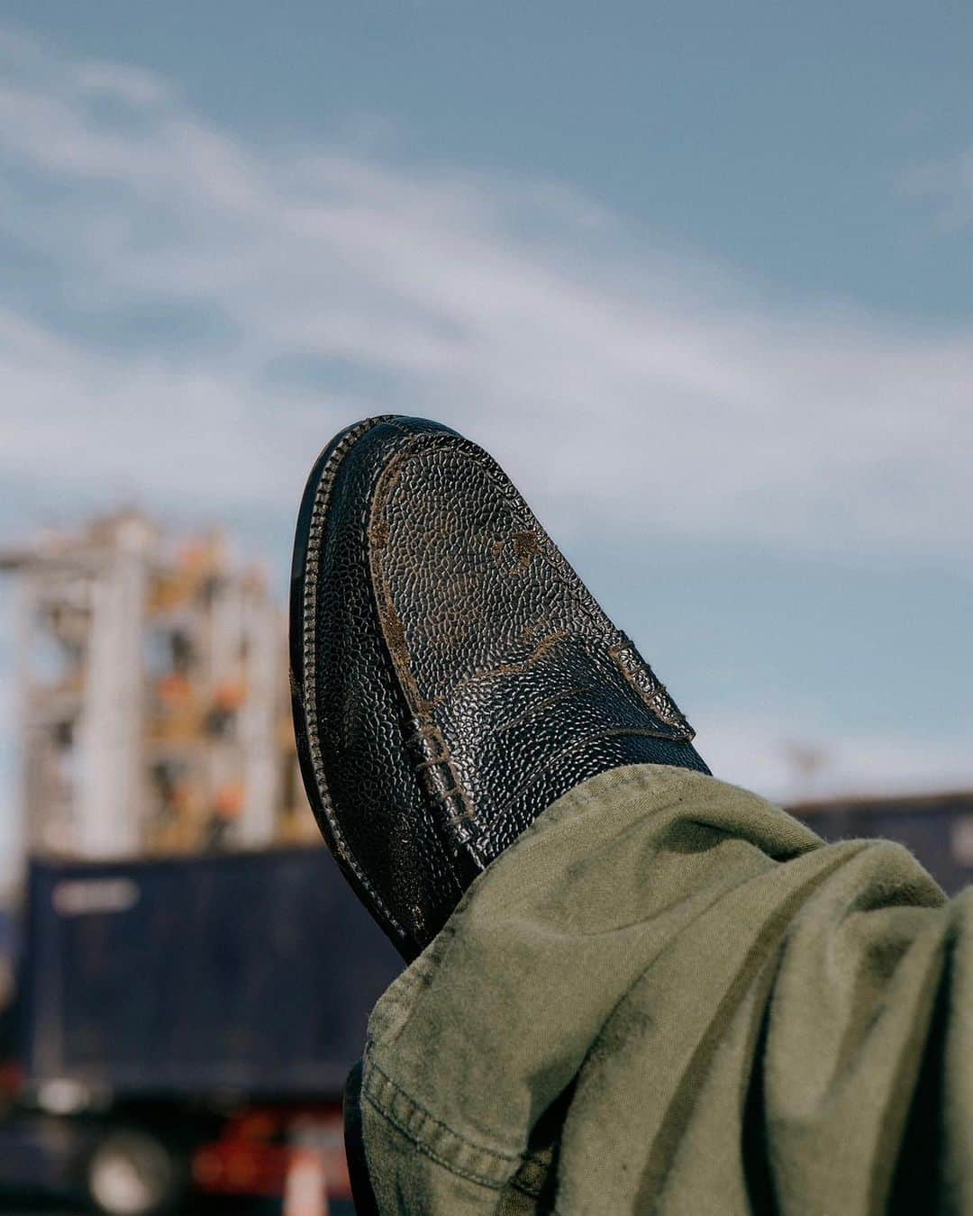 McGuffinのインスタグラム：「⚡️McGuffin Street News⚡️  <The Kenford Fineshoes>が "Black Scotch Grain Loafers”を発売。  @kenford_fineshoes_official   革靴の新たな価値観を構築することをコンセプトに、MADE IN JAPANのクラシックローファーのみを幅広いデザインで発信する<The Kenford Fineshoes>は、メンズ限定モデル"Black Scotch Grain Loafers"を発売。新たにスムースレザーとのコンビネーションデザインも追加し、12/08(金)10:00より販売を開始する。  また発売に先駆けて、23年秋冬シーズン第三弾となるブランドルックを公開。  "革靴は綺麗に履かなくてはいけない"そんな固定観念にとらわれず制作された本 ルックは、"Work"をテーマに傷や汚れなどが目立ちにくいスコッチグレインレザーの魅力を表現。<The Kenford Fineshoes>がブランドスタート時から提唱し続ける"ローファーをもっと自由にラフに履いてほしい"というメッセージが強く込められたビジュアルになっている。  なお本商品の発売に合わせて、ジャーナル スタンダード渋谷スクランブルスク エア店内に期間限定Popup Storeをオープン。10月の表参道店から続いたジャーナル スタンダードでのPopupは、本イベントが年内ラストとなる。 . FALL/WINTER 2023 SEASON LOOK "Black Scotch Grain Loafers"  Stylist:Yuzuru Saeki @yuzrusaeki  Photographer : Ryota Chiba @ryotachiba_ Model : Ikenna @ikennasakata  Director: Yu Orishikide @ohli_day  . Popup Store "IRIBITARI" at JOURNAL STANDARD  12/8 Fri ~ 12/17 Sun  JOURNAL STANDARD 渋谷スクランブルスクエア店 @js.shibuyascramblesquare」